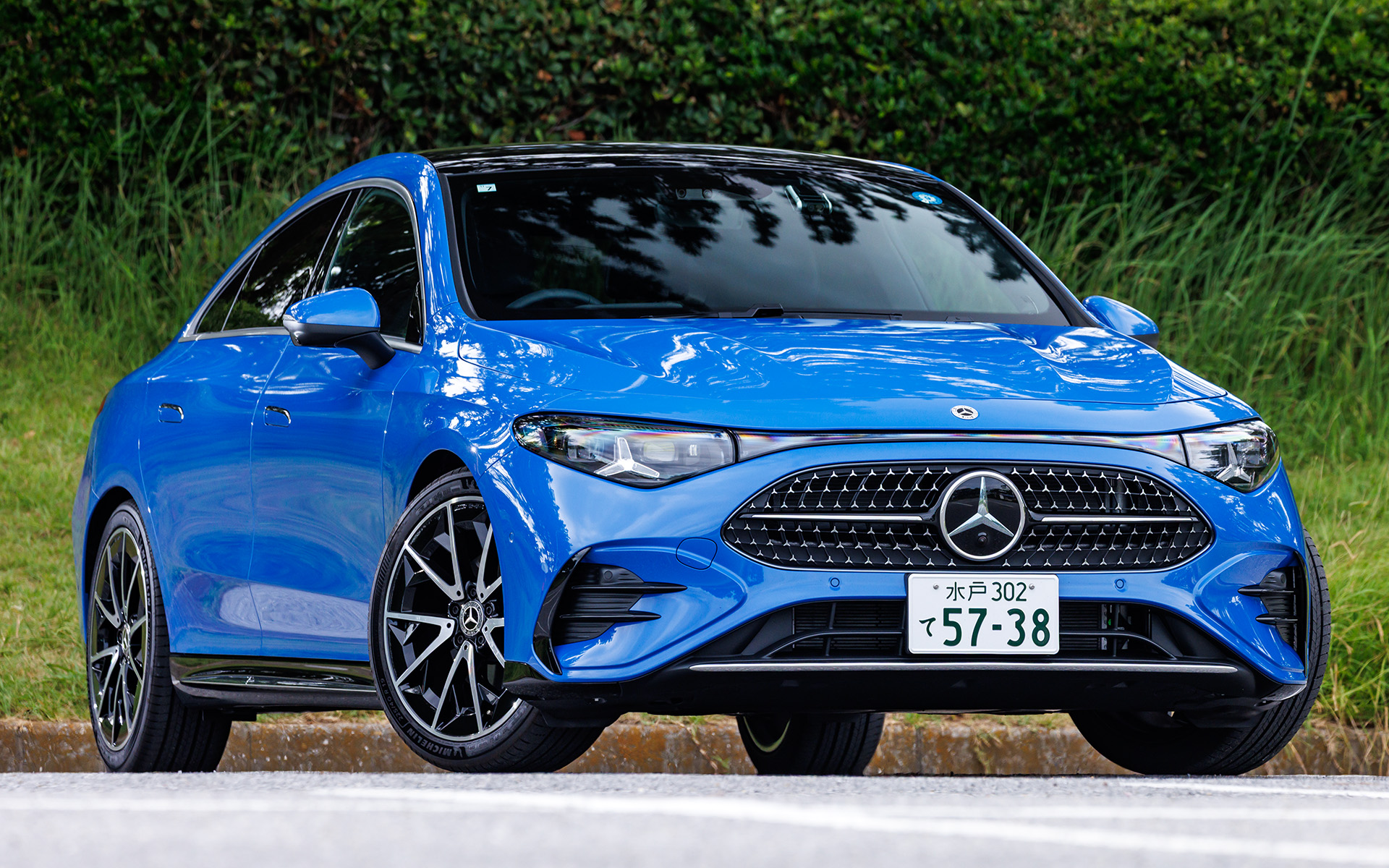 CLA 180(598万円)。ボディカラーはクリアブルー(メタリック)。撮影車は、オプションのレザーARTICO/MICROCUTシート、AMGラインエクステリア、AMGラインインテリア、本革巻スポーツステアリング(ナッパレザー)などがセットになったAMGラインパッケージ(59万8000円)と、アダプティブハイビームアシスト・プラス、マルチビームLEDヘッドライト、ヘッドアップディスプレイ、Burmesterサラウンドサウンドシステムなどがセットになったアドバンスドパッケージ(57万8000円)を装着。ボディサイズは4730×1335×1455mm(全長×全幅×全高、AMGパッケージ非装着車は全長4725mm、全高1470mm)、ホイールベースは2790mm。車両重量は1660kg(AMGパッケージ非装着車は1650kg)。最小回転半径は5.2m