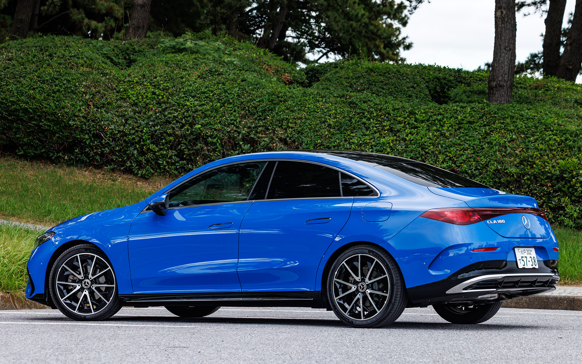 CLA 180(598万円)。ボディカラーはクリアブルー(メタリック)。撮影車は、オプションのレザーARTICO/MICROCUTシート、AMGラインエクステリア、AMGラインインテリア、本革巻スポーツステアリング(ナッパレザー)などがセットになったAMGラインパッケージ(59万8000円)と、アダプティブハイビームアシスト・プラス、マルチビームLEDヘッドライト、ヘッドアップディスプレイ、Burmesterサラウンドサウンドシステムなどがセットになったアドバンスドパッケージ(57万8000円)を装着。ボディサイズは4730×1335×1455mm(全長×全幅×全高、AMGパッケージ非装着車は全長4725mm、全高1470mm)、ホイールベースは2790mm。車両重量は1660kg(AMGパッケージ非装着車は1650kg)。最小回転半径は5.2m