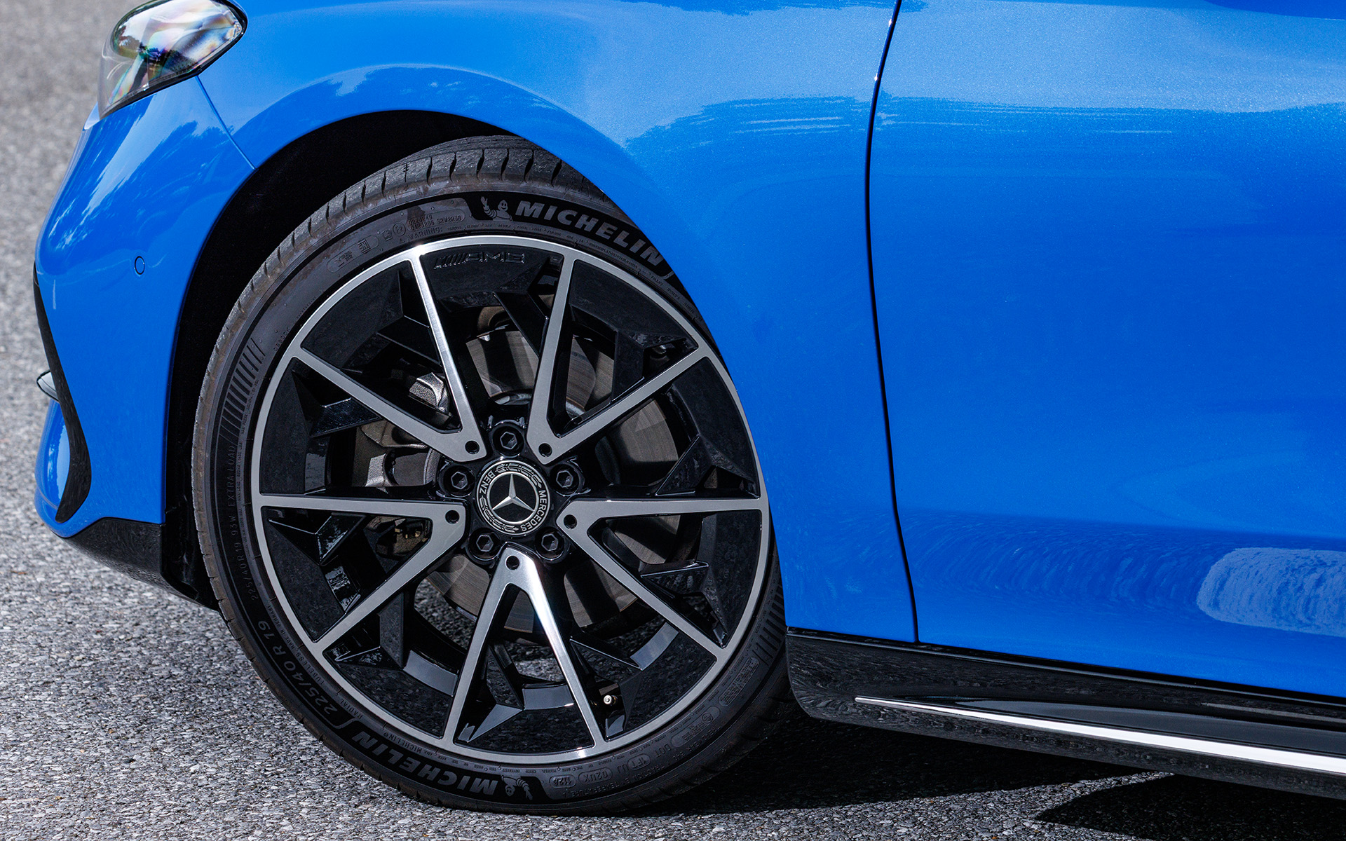 AMGラインパッケージにより、19インチAMGアルミホイールを装着。タイヤはミシュラン「e・PRIMACY2」（225/40R19）