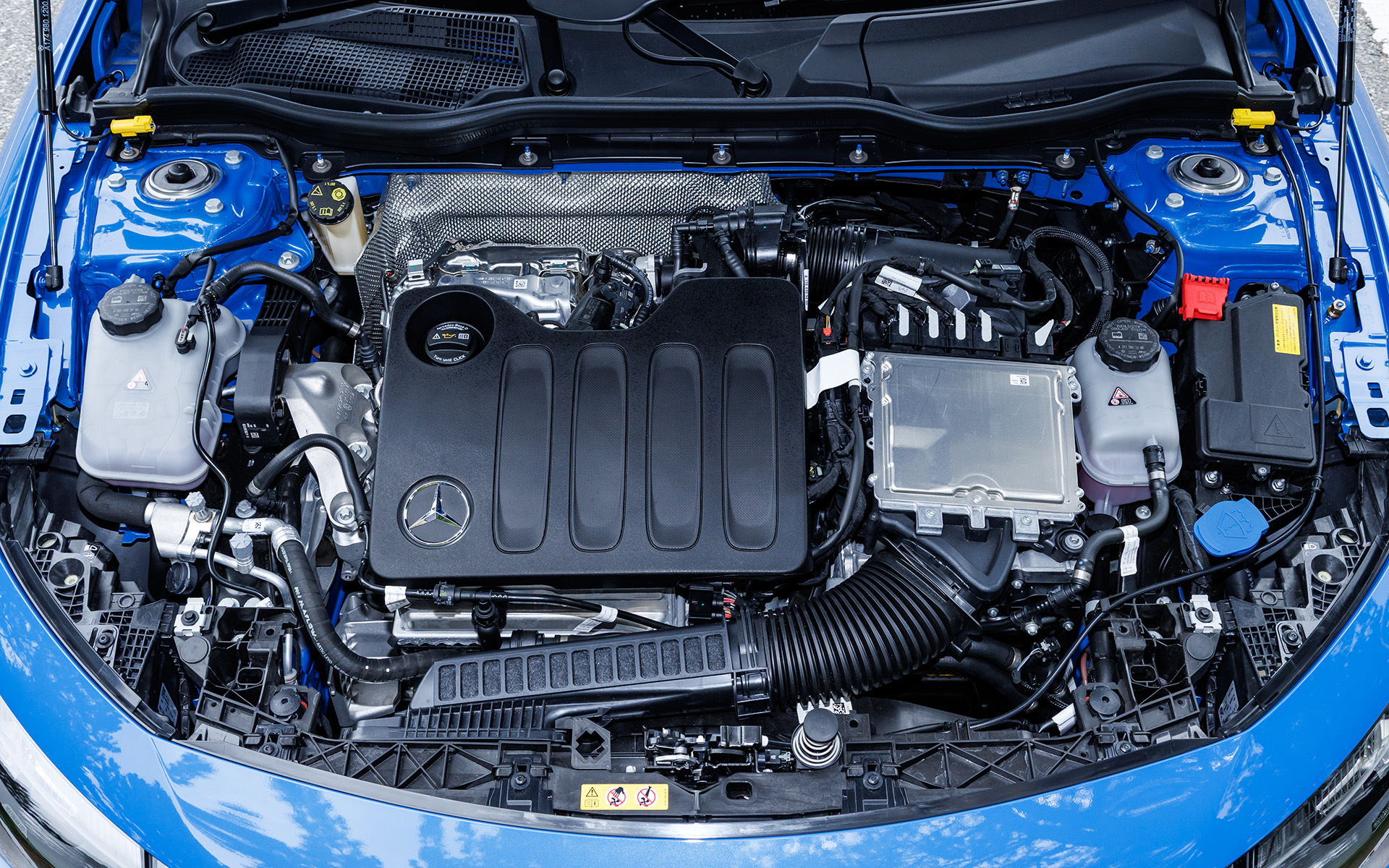 CLA 180は最高出力100kW（136PS）/5500rpm、最大トルク200Nm/1600-4500rpmを発生する直列4気筒1.5リッター「252」型エンジンを搭載。ハイブリッドモジュールに最高出力22kW/1150rpm、最大トルク200Nm/0-1000rpmを発生する「EM0046」モーターを搭載する。トランスミッションは8速ATで、前輪を駆動する。WLTCモード燃費は20.3km/L