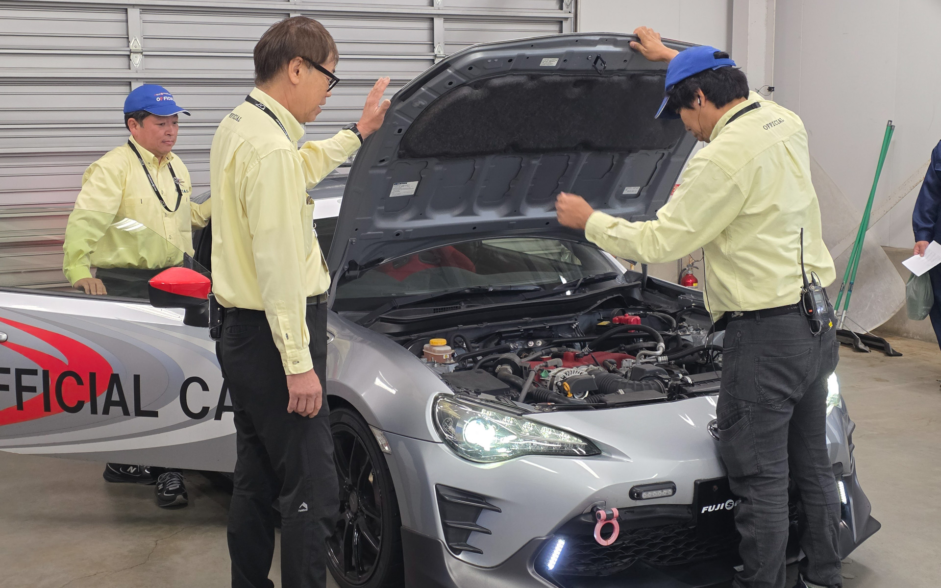 レース前後に車両重量、車高、下まわり、安全装備のチェックが行なわれる車検場