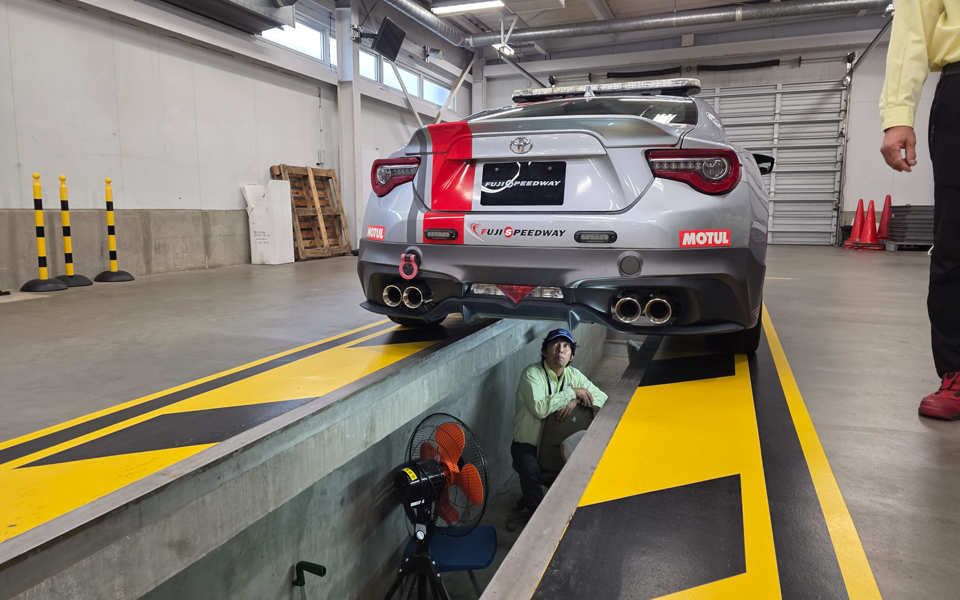 レース前後に車両重量、車高、下まわり、安全装備のチェックが行なわれる車検場
