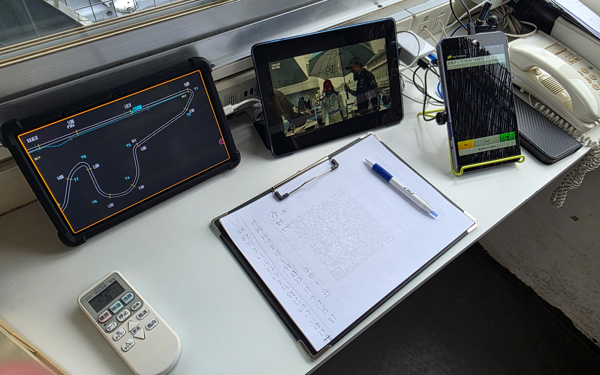 手書きの紙の報告書をタブレットのカメラで撮影して本部に送るという