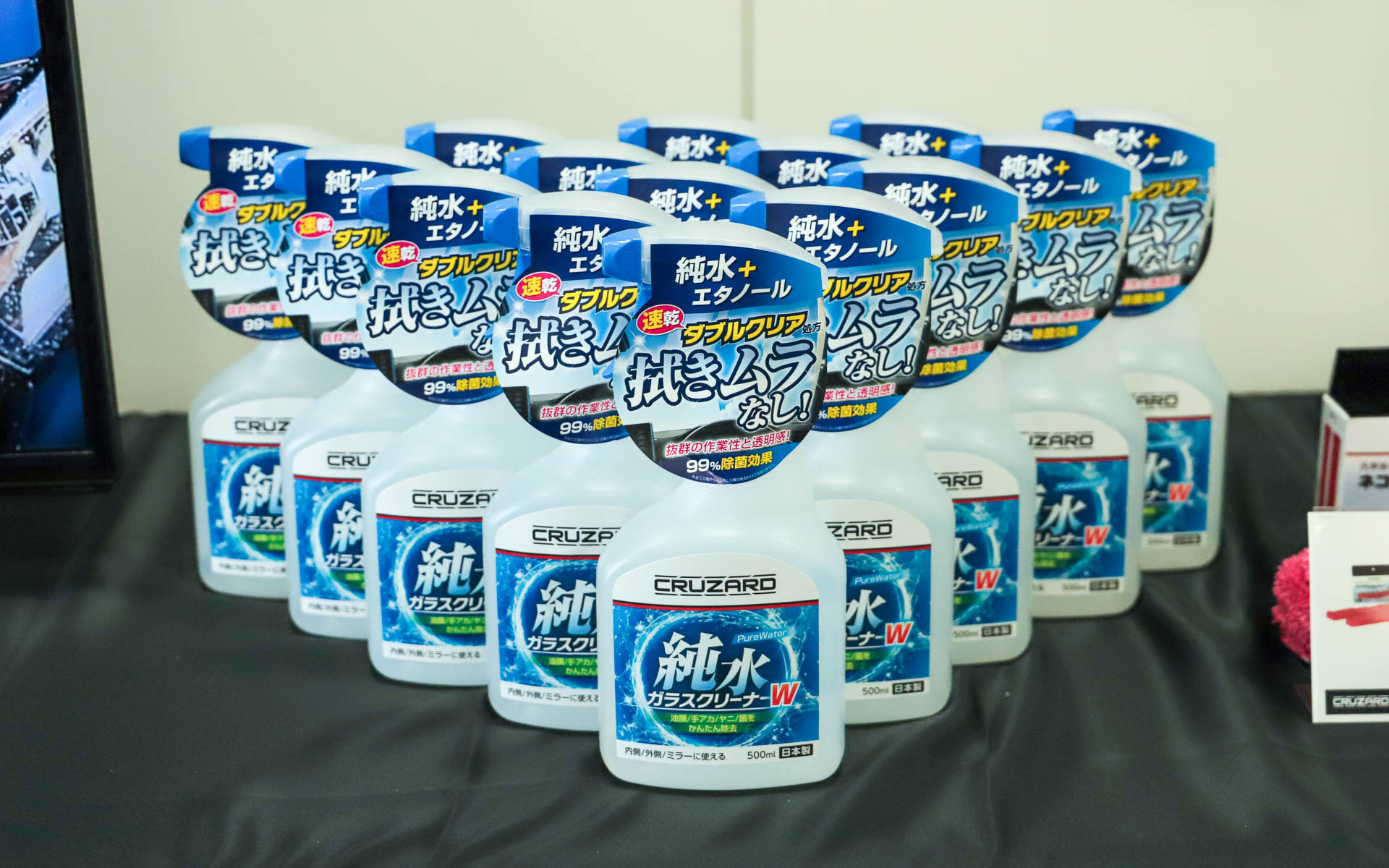 純水ガラスクリーナー（498円）。エタノールを配合することで汚れを落としやすくし、揮発性を高めて拭きムラも残りにくい