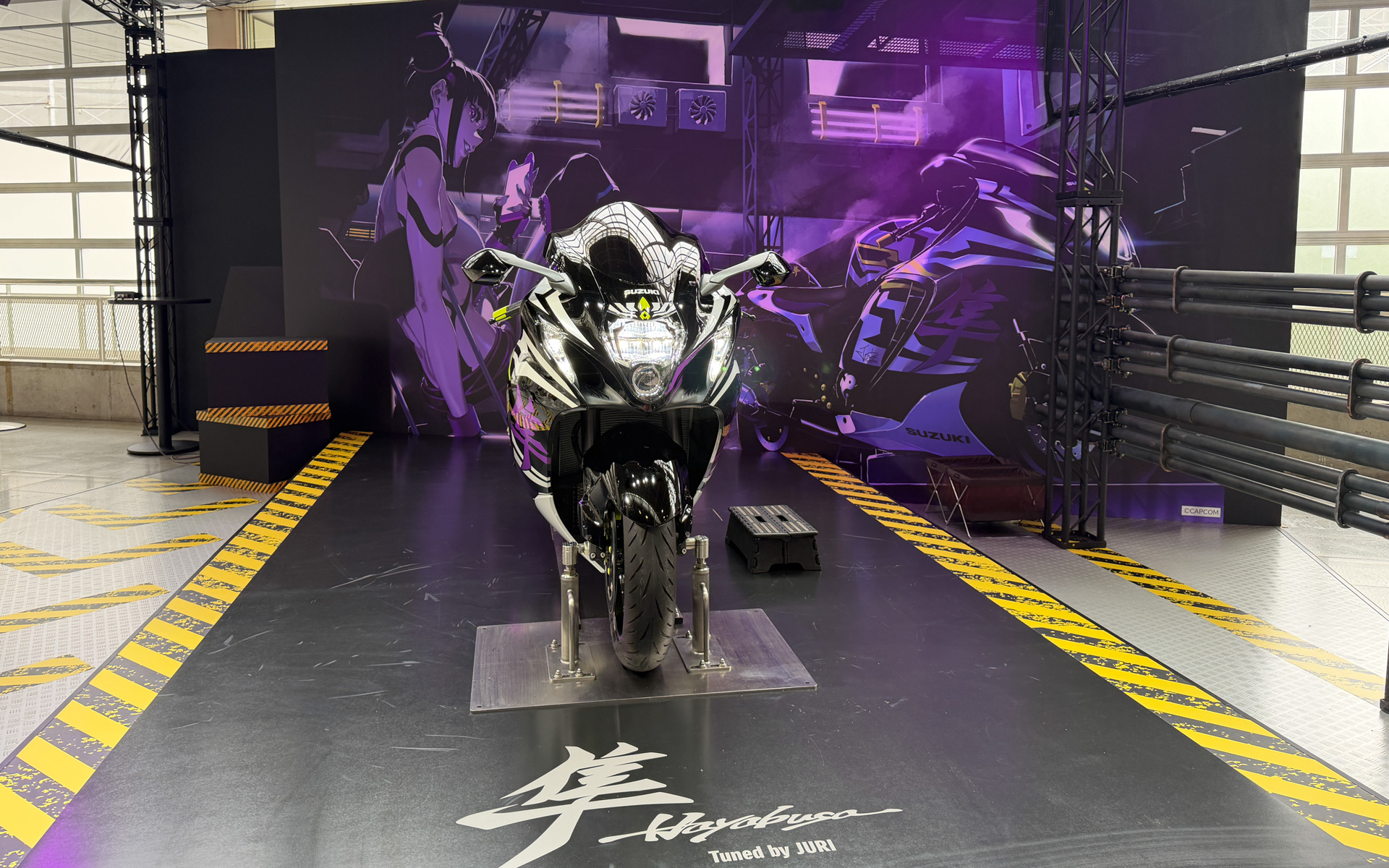 二輪車ブースに展示された「Hayabusa Tuned by JURI」