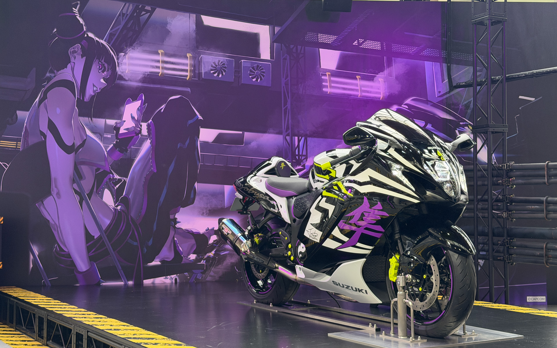 二輪車ブースに展示された「Hayabusa Tuned by JURI」