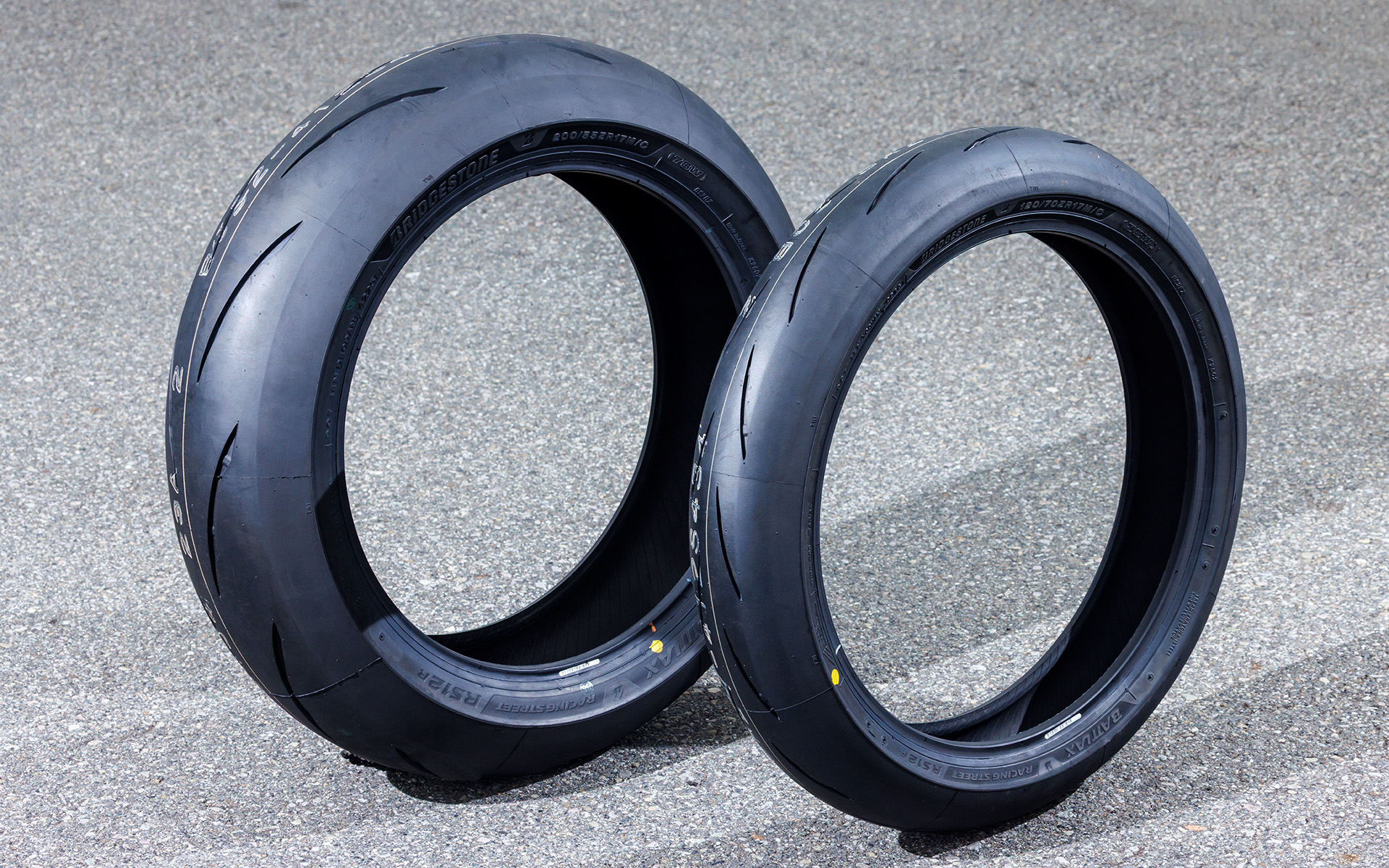RS12では路面温度の高くない公道でも安全に走れる性能を確保したという