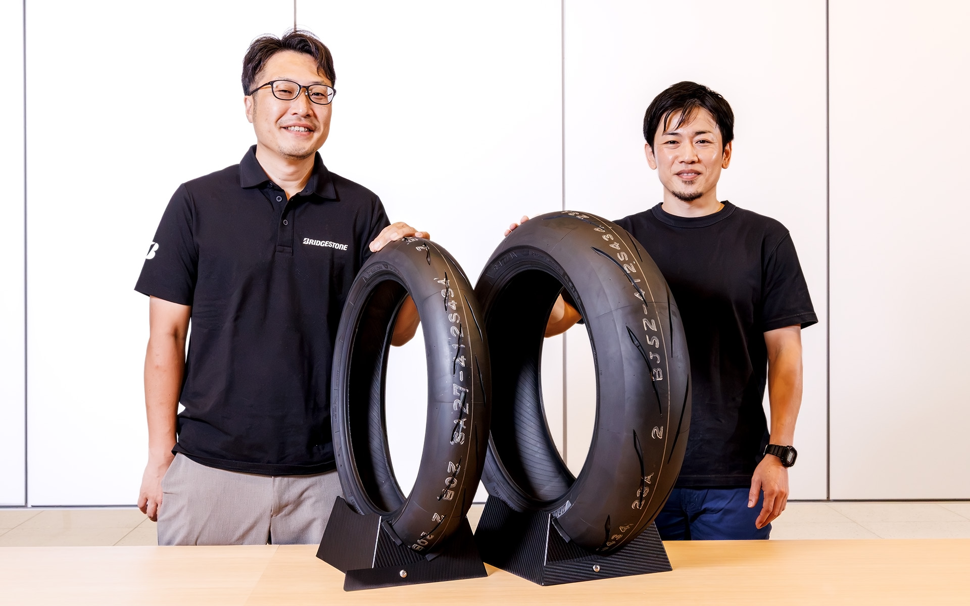 インタビューした株式会社ブリヂストン グローバルMCタイヤ事業部 井上雅貴氏（左）とMCタイヤ開発部 大庭裕史氏（右）