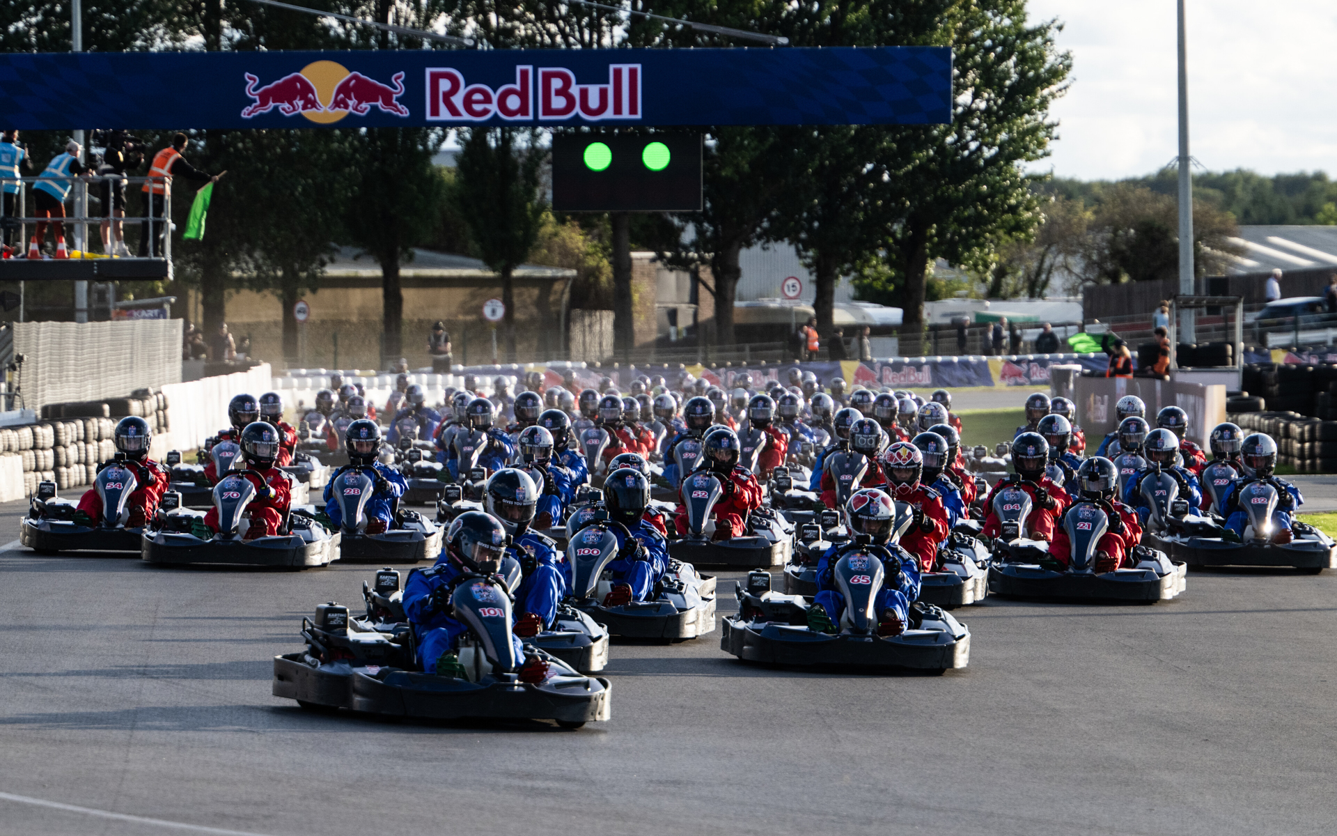 マックス・フェルスタッペン選手が100人とカートで対決した（2026 Red Bull Content Pool）