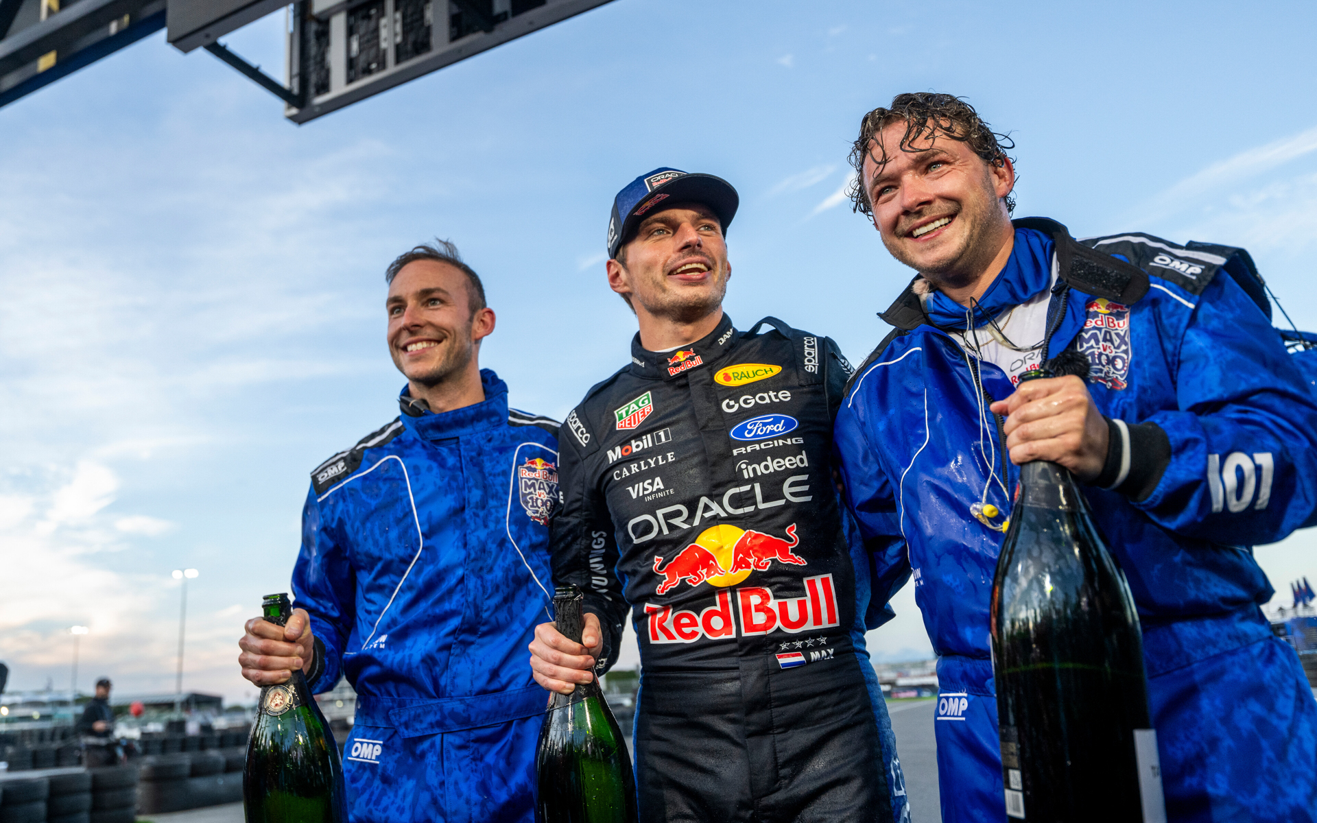 オランダのF1ジャーナリストであるジャッキー・マーテンス氏とレッドブル・フォード・パワートレイーズの技術者ルイス・オスラー氏がフェルスタッペン選手と表彰台に上がった（2026 Red Bull Content Pool）