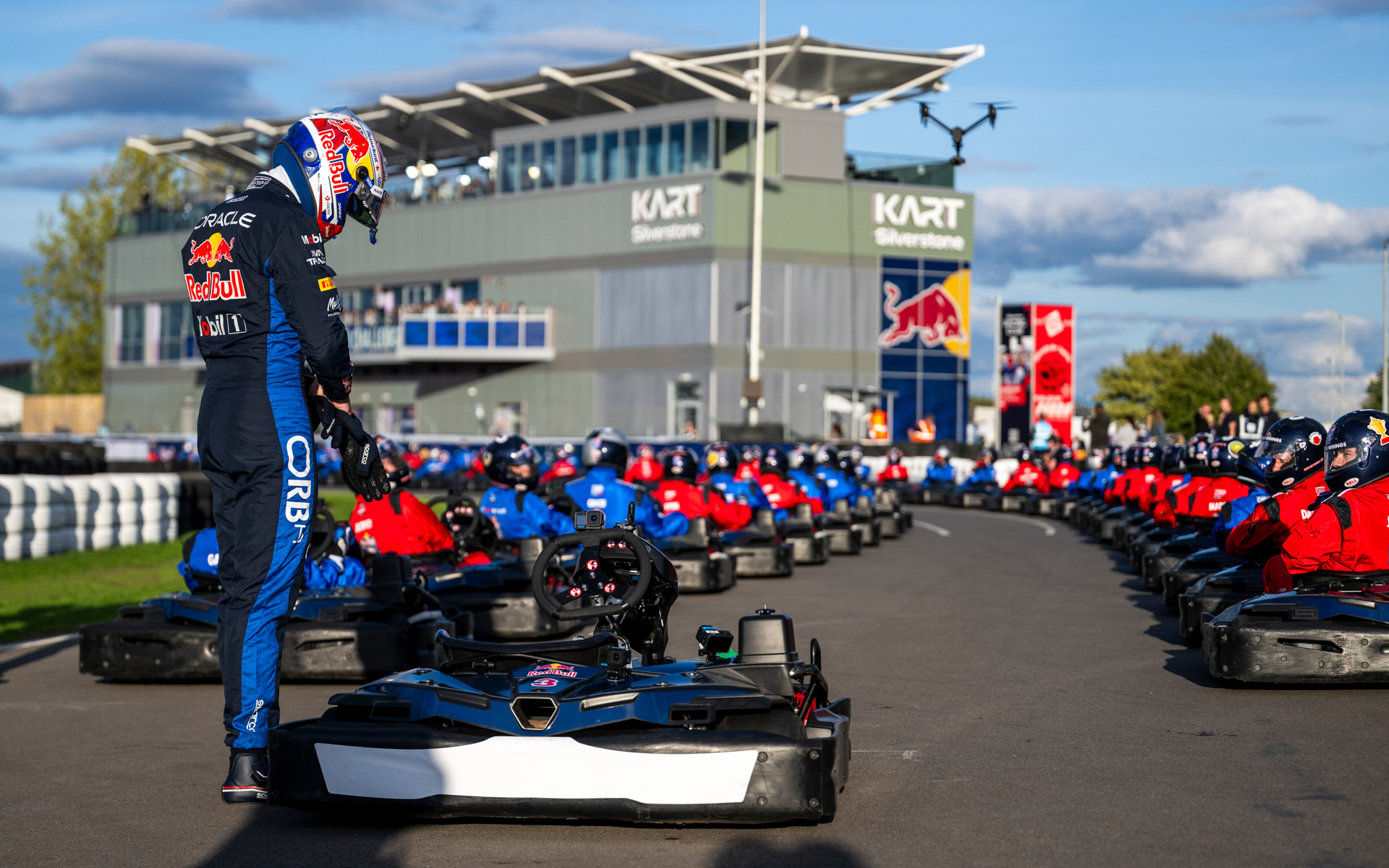 フェルスタッペン選手の前には100台のカートが並ぶ（2026 Red Bull Content Pool）
