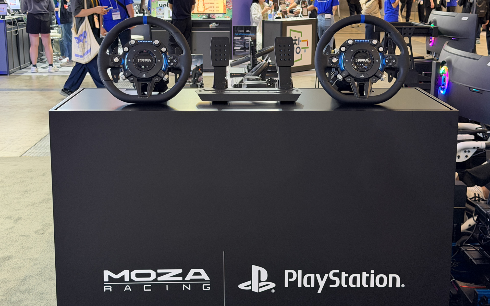 PlayStation公式ラインセンス商品を紹介するMOZA Racingブース