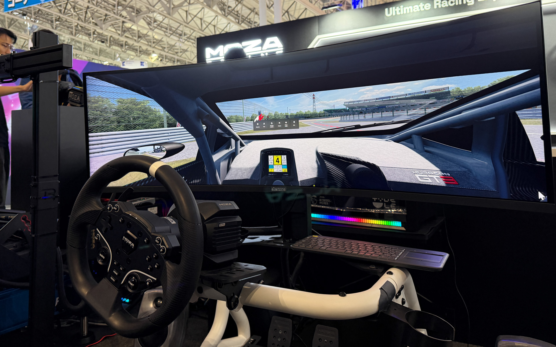 MOZA Racingの製品群を展開するブース