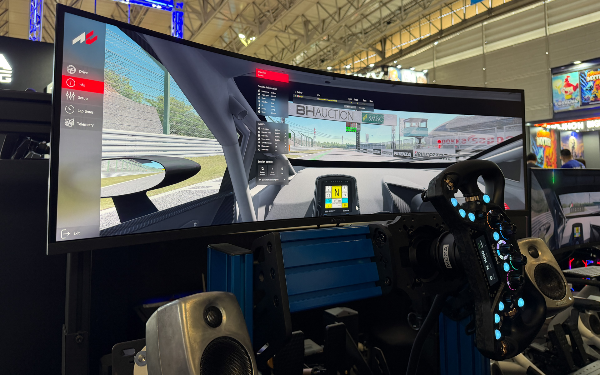 MOZA Racingの製品群を展開するブース