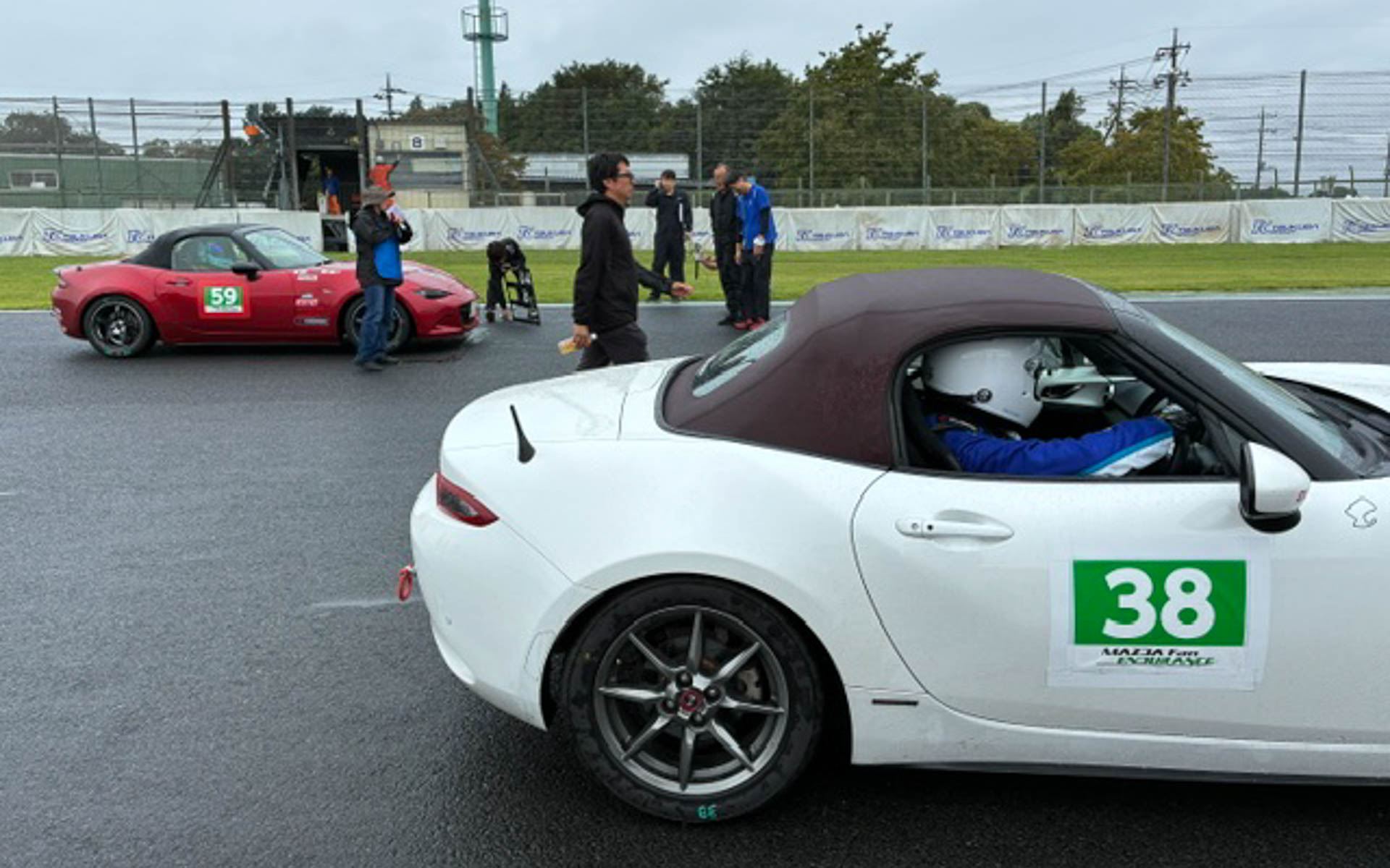 手前の38号車のチームは和気あいあいで楽しそうだなと思っていたら、後輩だった
