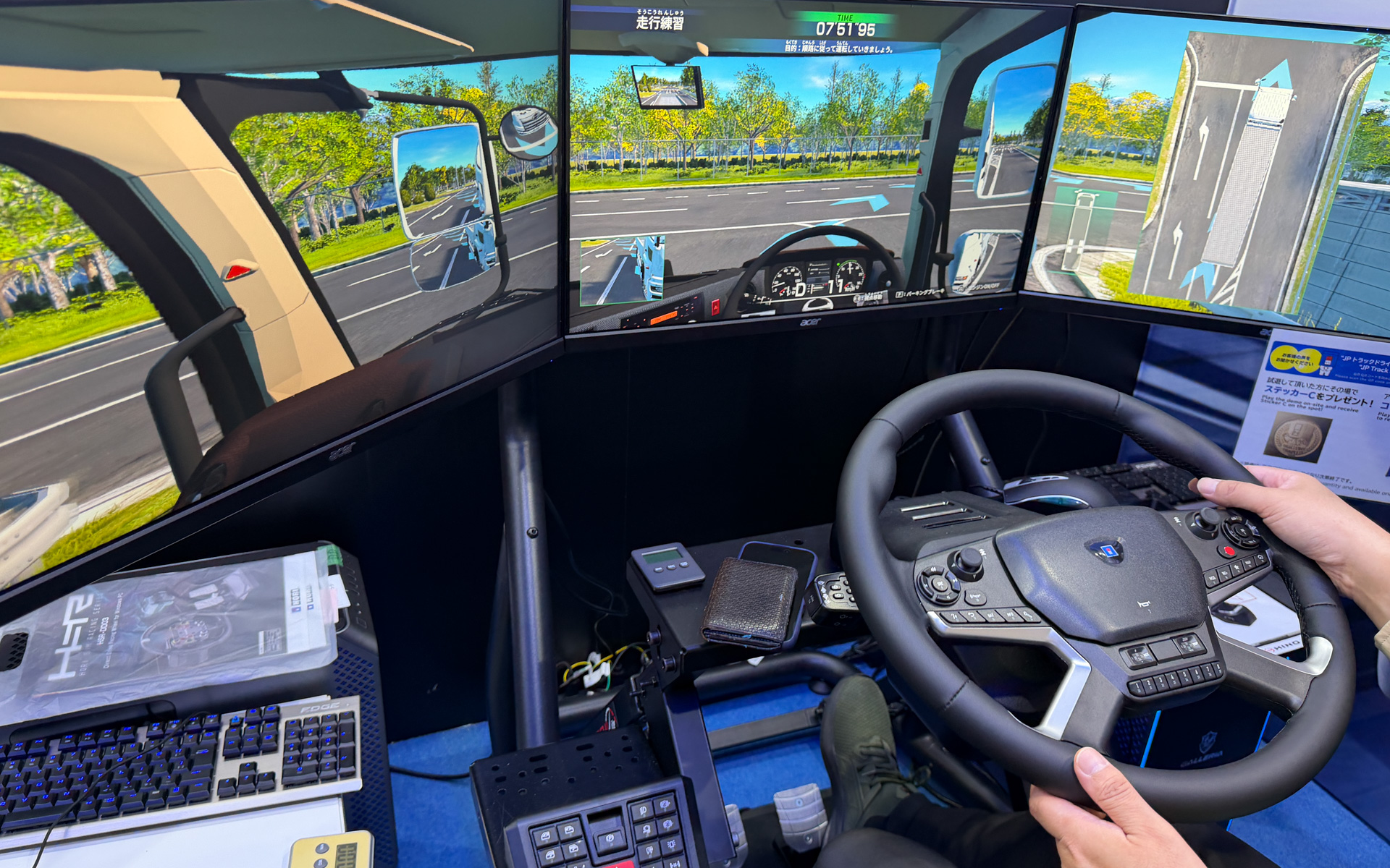 東京ゲームショウ2026のホリブースに展示されたのは、3画面の本格自動車教習シミュレーター