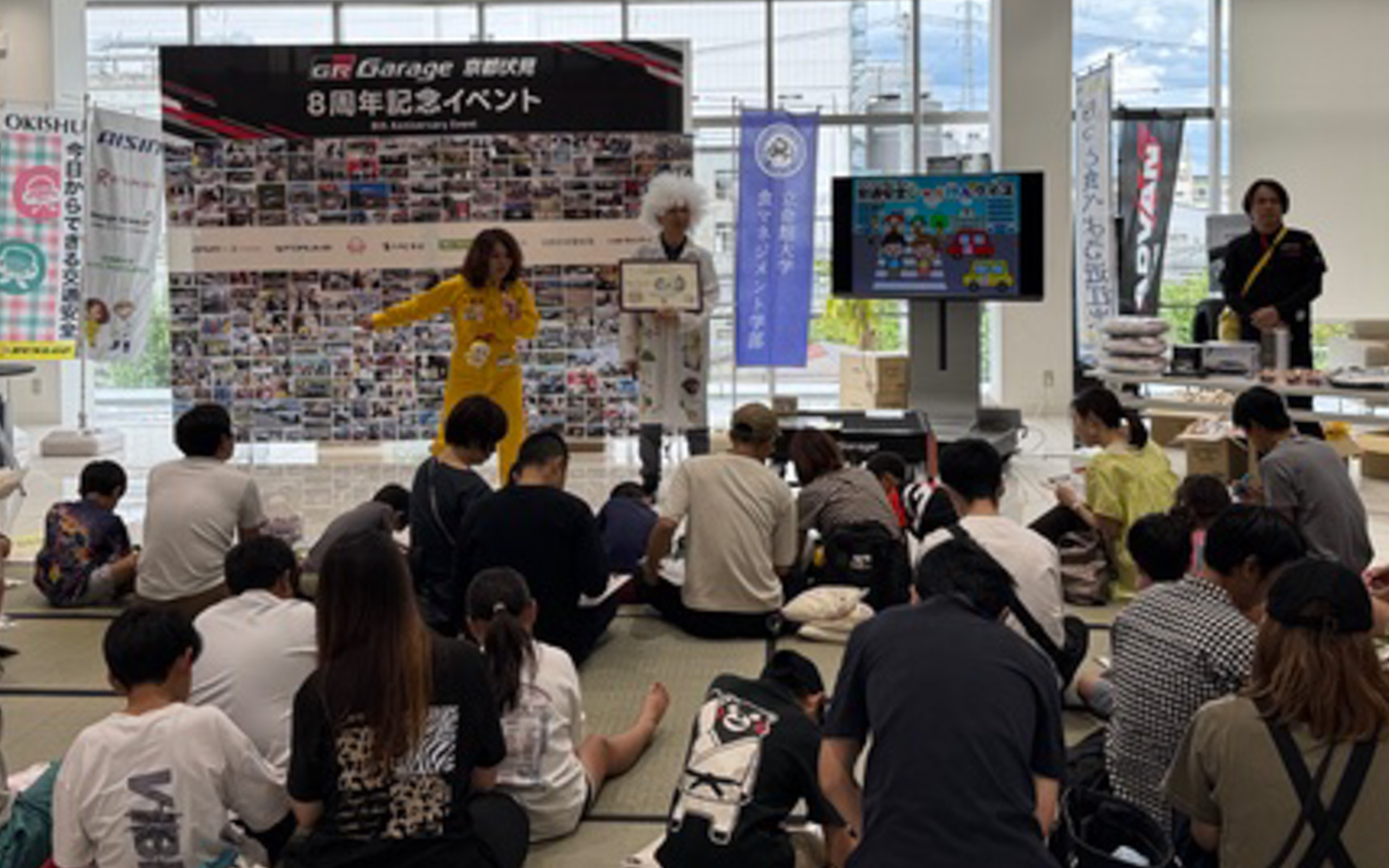 GRガレージ京都伏見で開催された、恒例の秋祭り。鈴木こども博士と助手の山田のカルタ大会（ファミかるたビンゴ）は今年も大盛況！　滋賀県と立命館大学・食マネジメント学部による近江米の紹介とプレゼントもみんな大喜びでした！