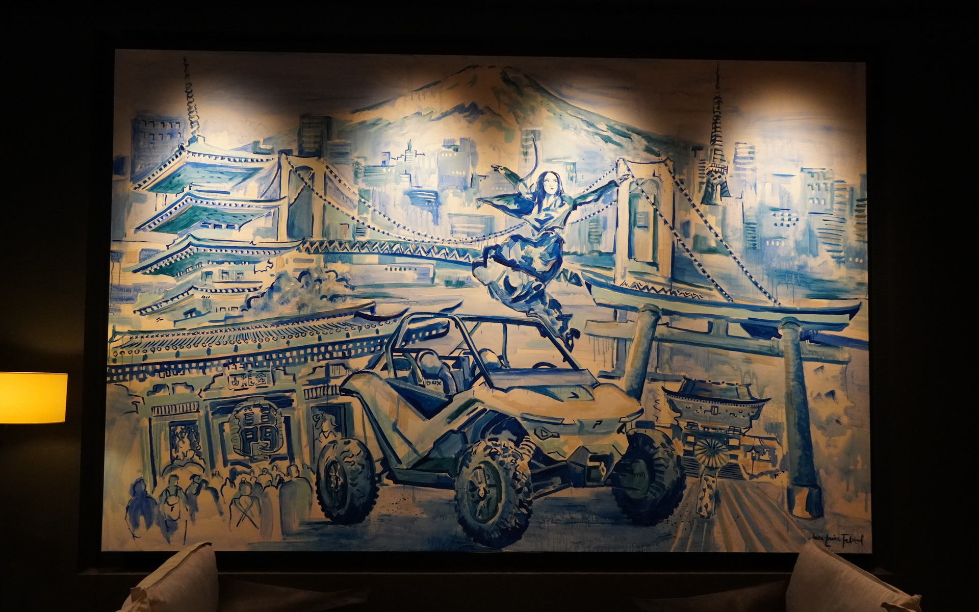 ダンスパフォーマンスとDUXなどを描いたアートも壁面に展示