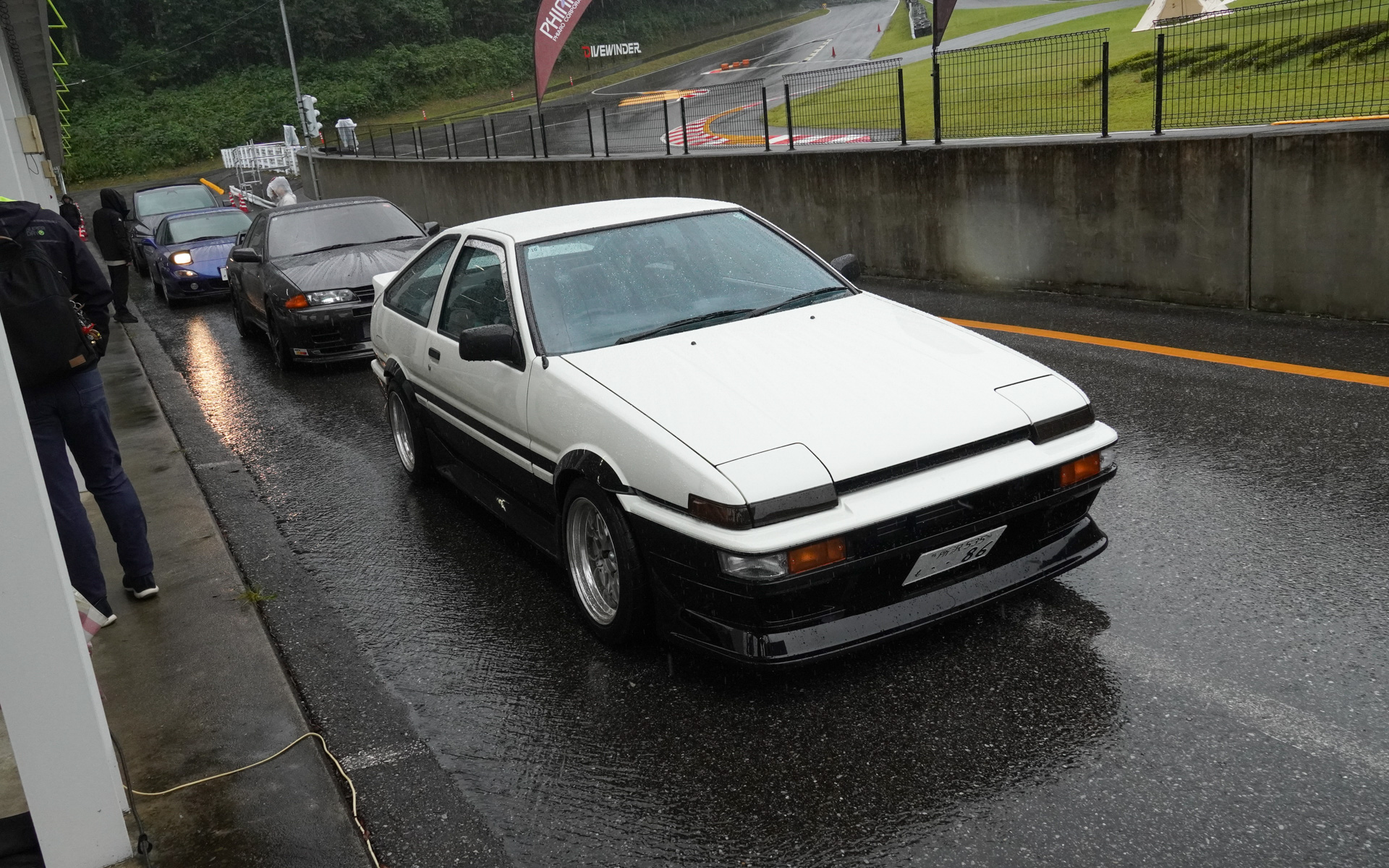SHINOI RINGで体験用車両で走行スタート。用意されたJDM車両が並ぶ