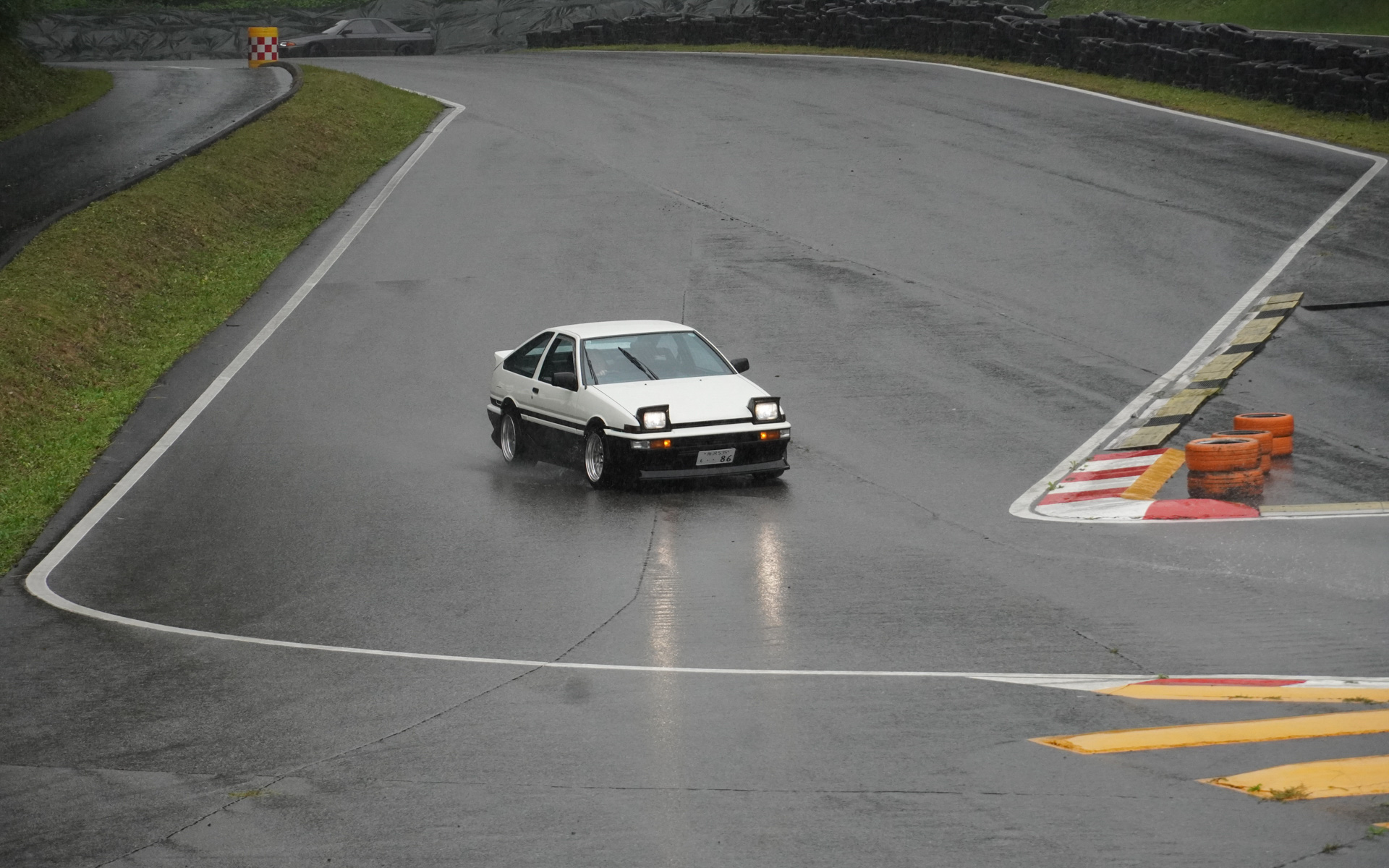 スプリンタートレノ（AE86）も雨ながら走行