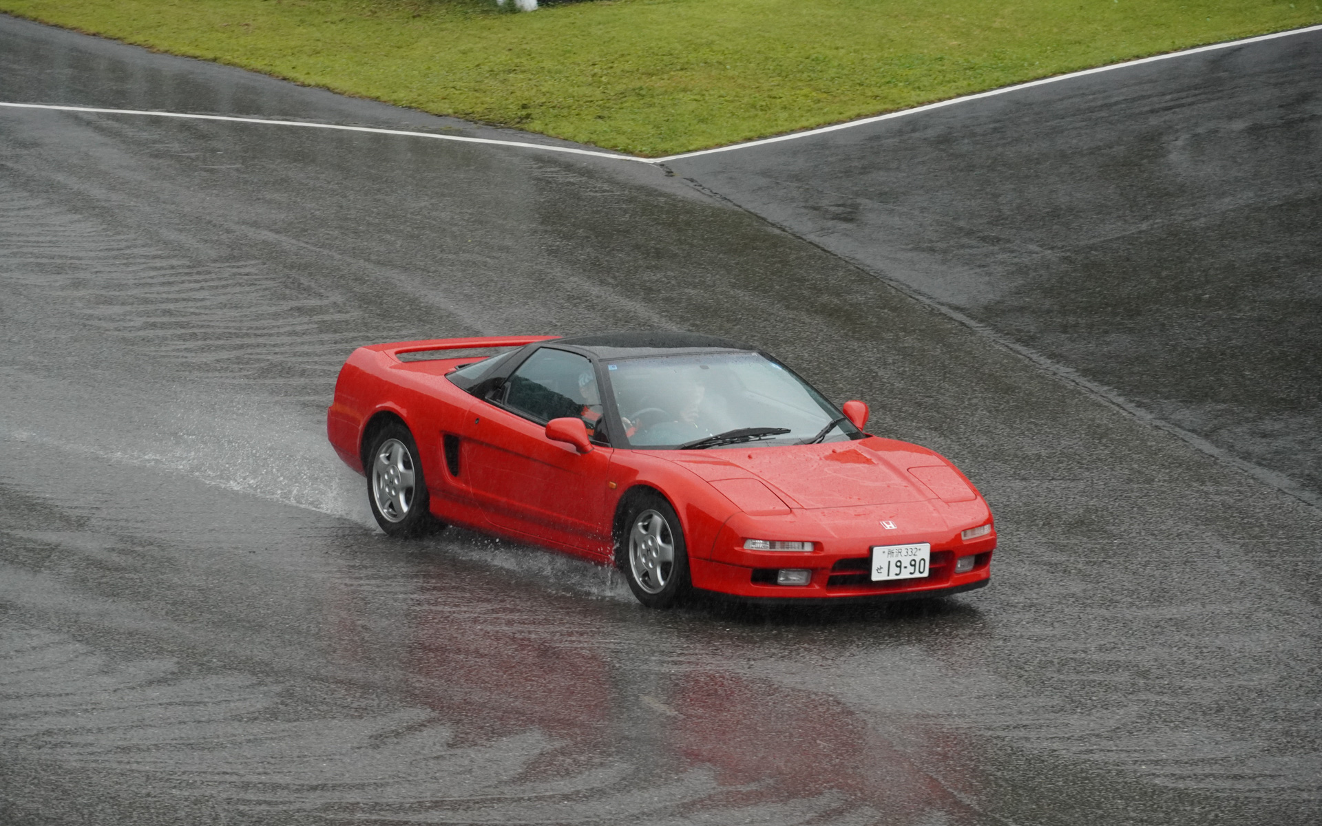 この雨ながらミッドシップで後輪駆動のNSXを走らせる