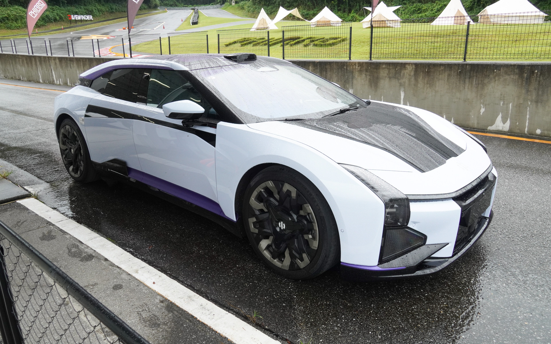 先導車は日本では見慣れないクルマ、中国のHiPhi Z（ハイファイ Z）