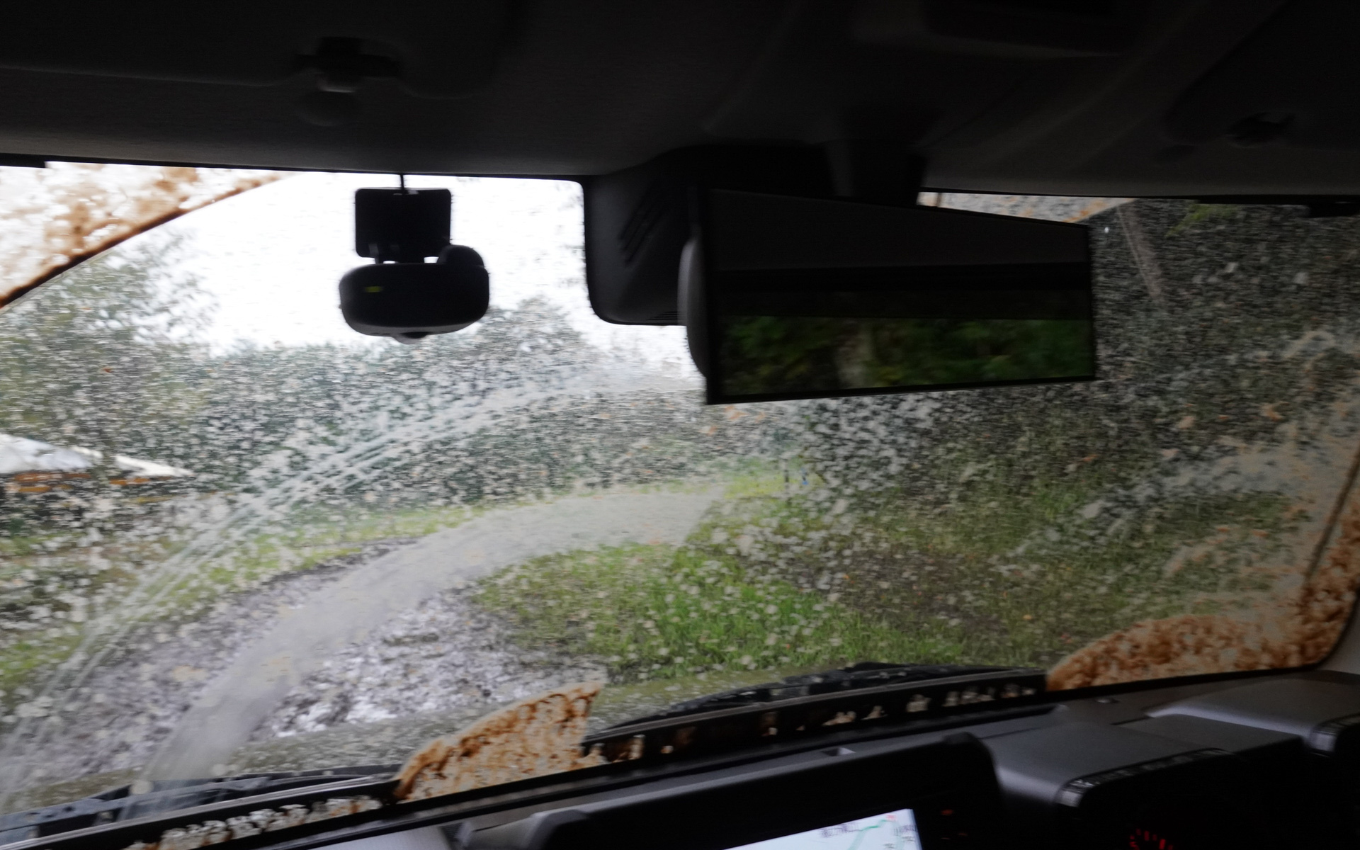 比較的平地とはいえ、水たまりもあり、泥でガラスも汚れる