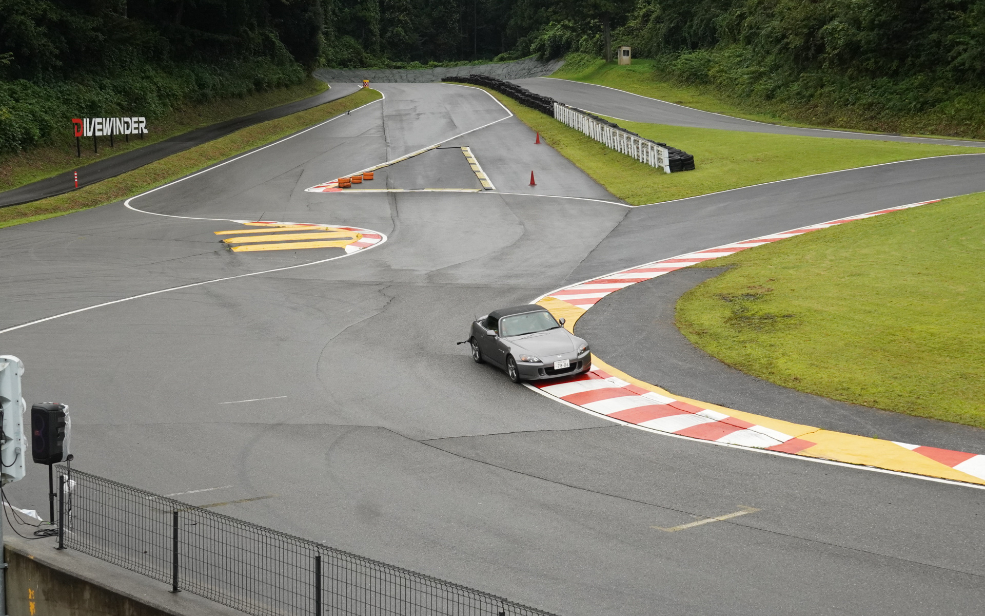 スペシャルライブパフォーマンスの始まりは、ホンダ・S2000がコース上を走ってくるところから開始