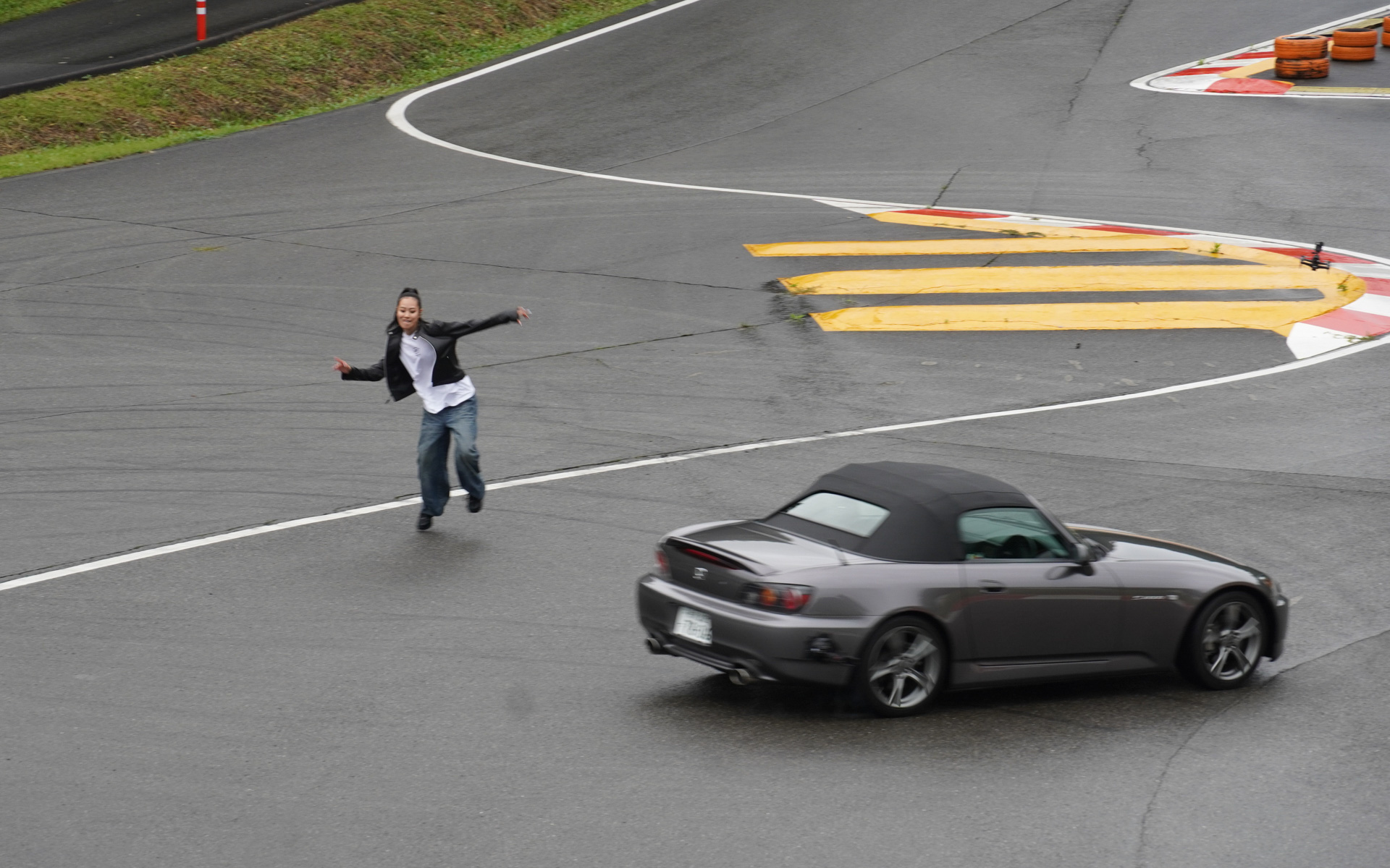 S2000が動き出し、Miyu氏の周囲をまわりだす