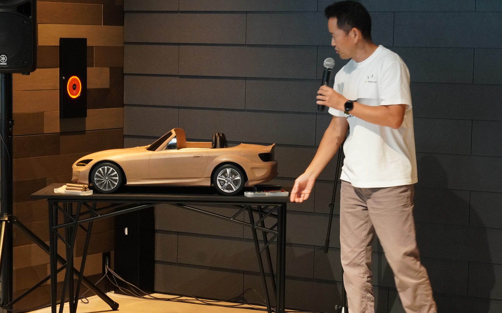 岩崎氏から新プロジェクトのプレゼンテーション、ホンダ・S2000のモデルが登場