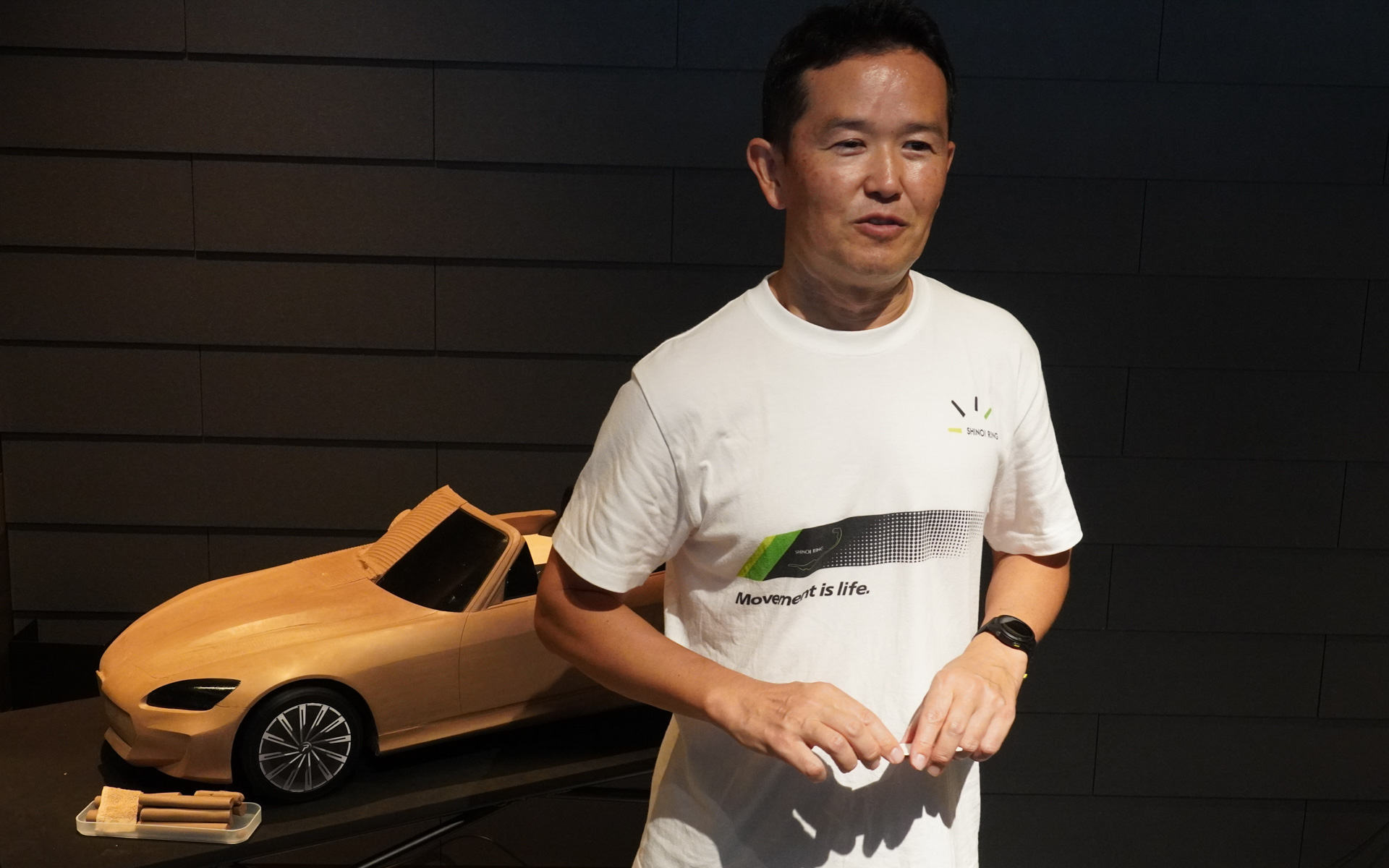S2000のクレイモデルの前に立って質問に答える岩崎氏