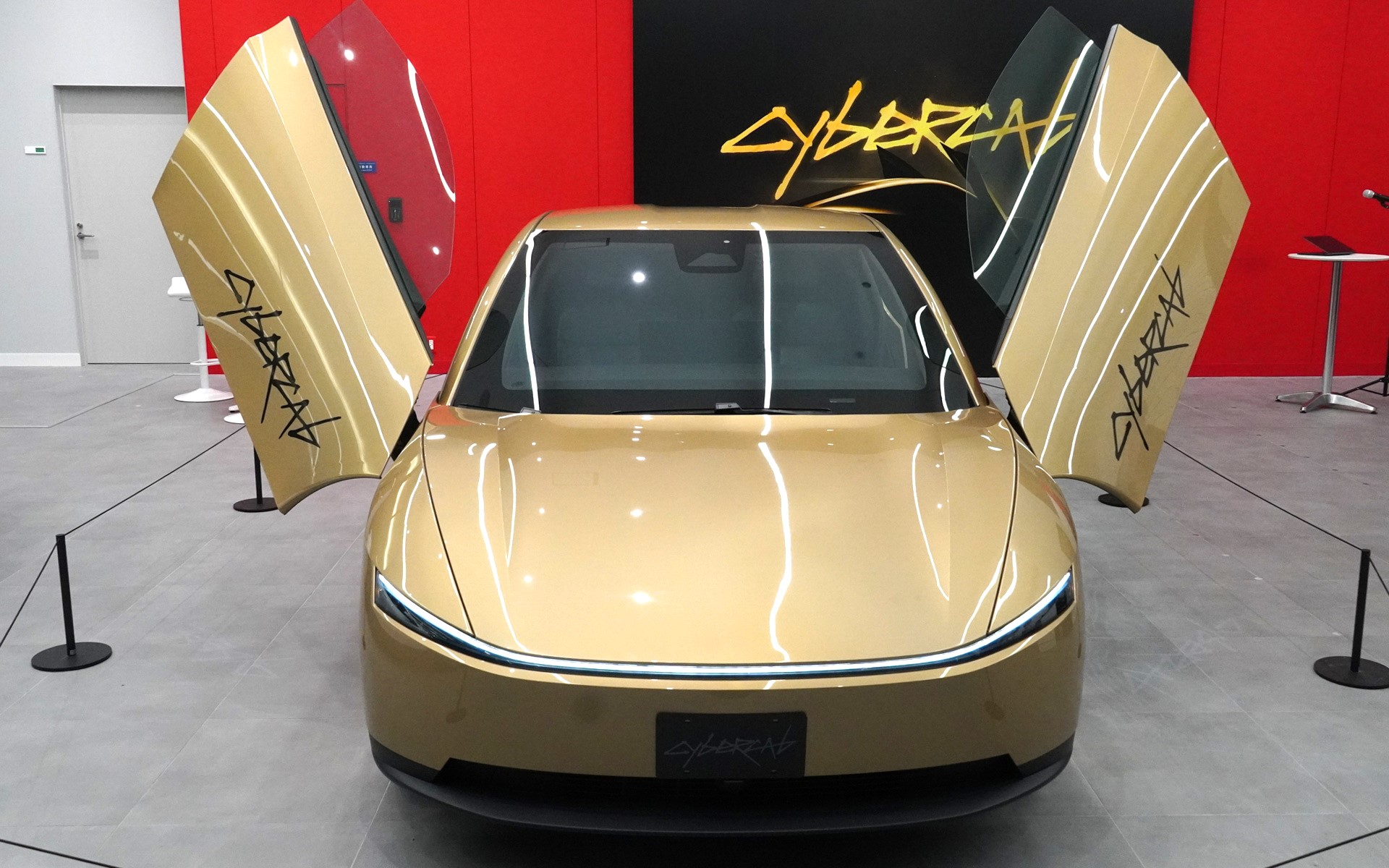 テスラ グランフロント大阪に展示されたテスラ Cybercab