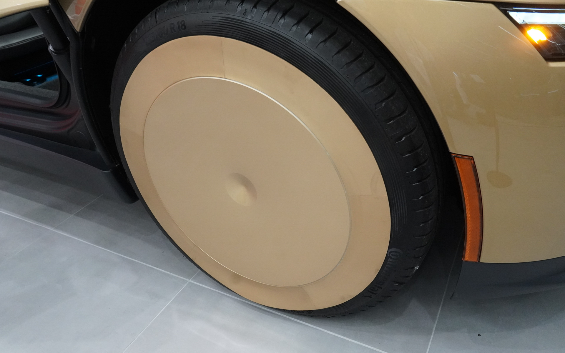 フロントタイヤのサイズは215/60R18のコンチネンタル eContact