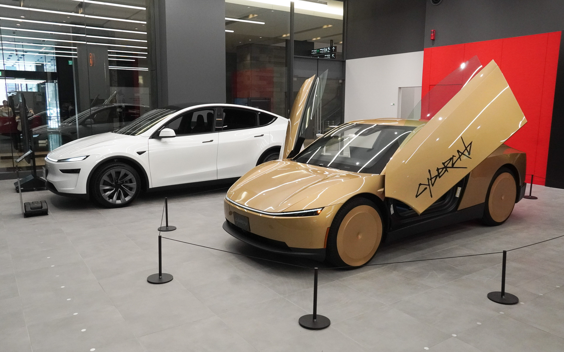 テスラ グランフロント大阪ではCybercabの左右にモデルY、モデル3を置いて比較できるようになっている