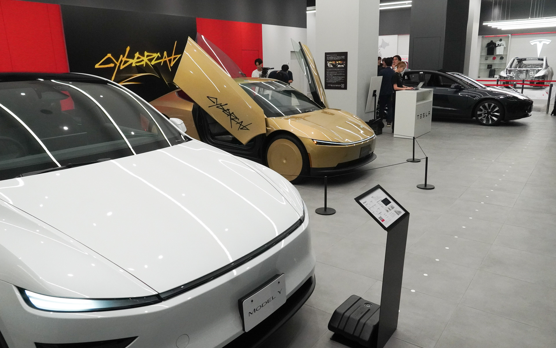 テスラ グランフロント大阪の展示、手前からモデルY、Cybercab、モデル3