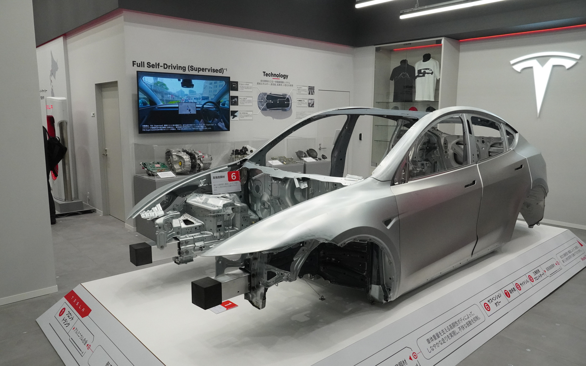 モデル3のボディを展示