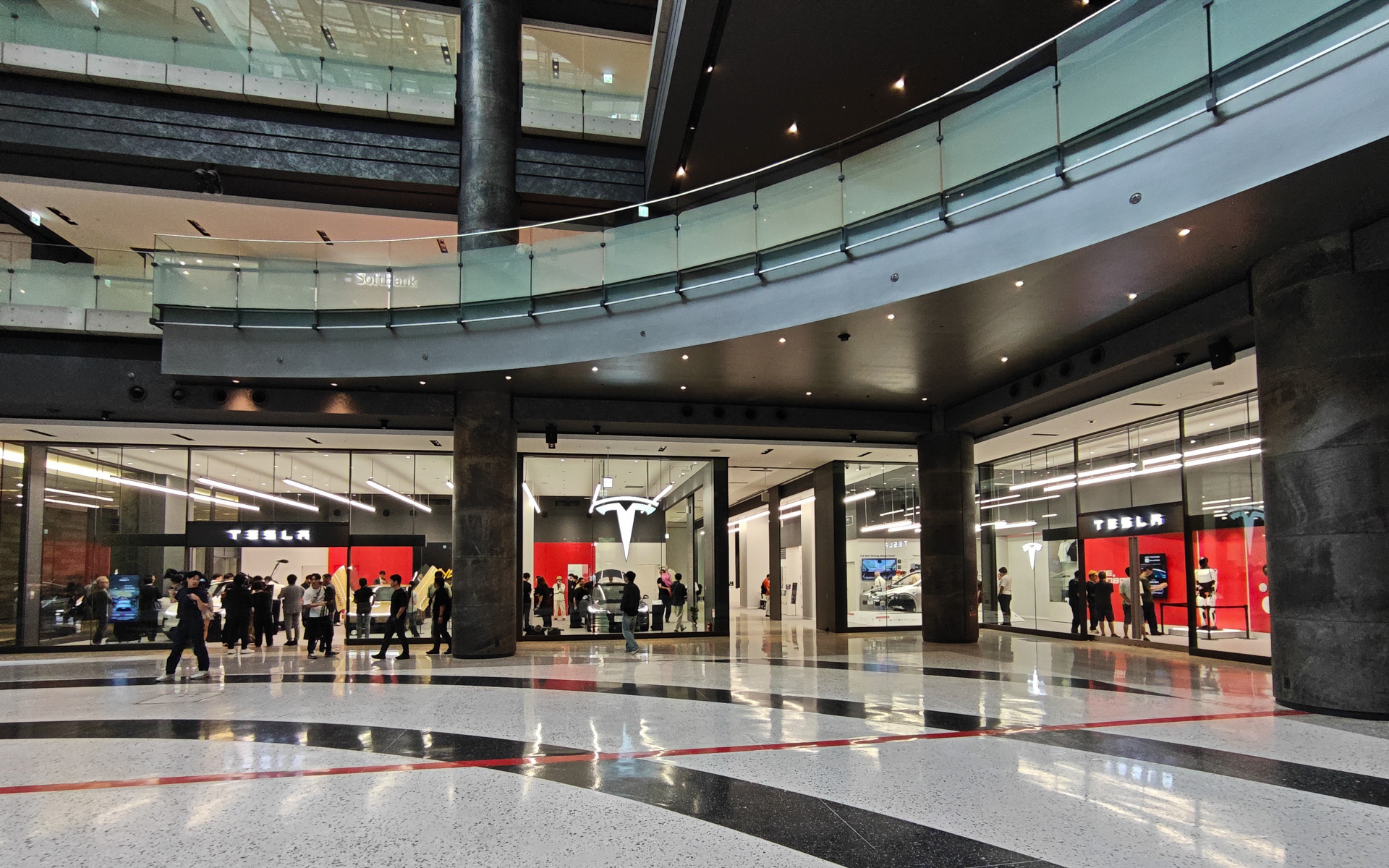 テスラ グランフロント大阪は、グランフロント大阪の駅から最も奥にある吹き抜けのところにあり、他の輸入車ブランドの発信拠点だった場所でもある。Cybercabの公開に合わせて多数の方が訪れた