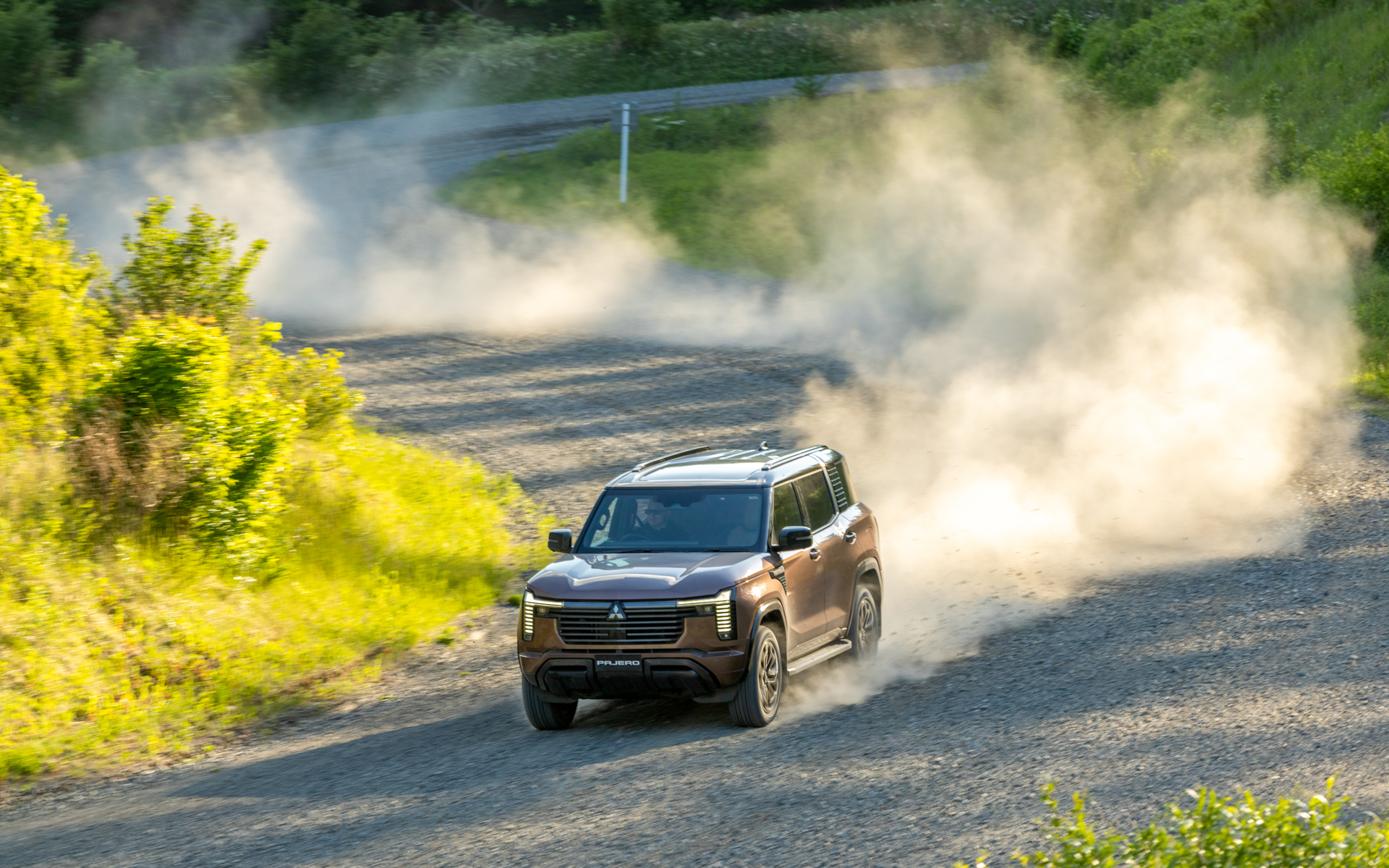 車両運動制御技術のパフォーマンスや、四隅のタイヤがしっかりと大地に踏ん張った力強く安定感のあるプロポーション、パワフルで筋肉質な塊感のあるボディ造形で「鍛」を体現