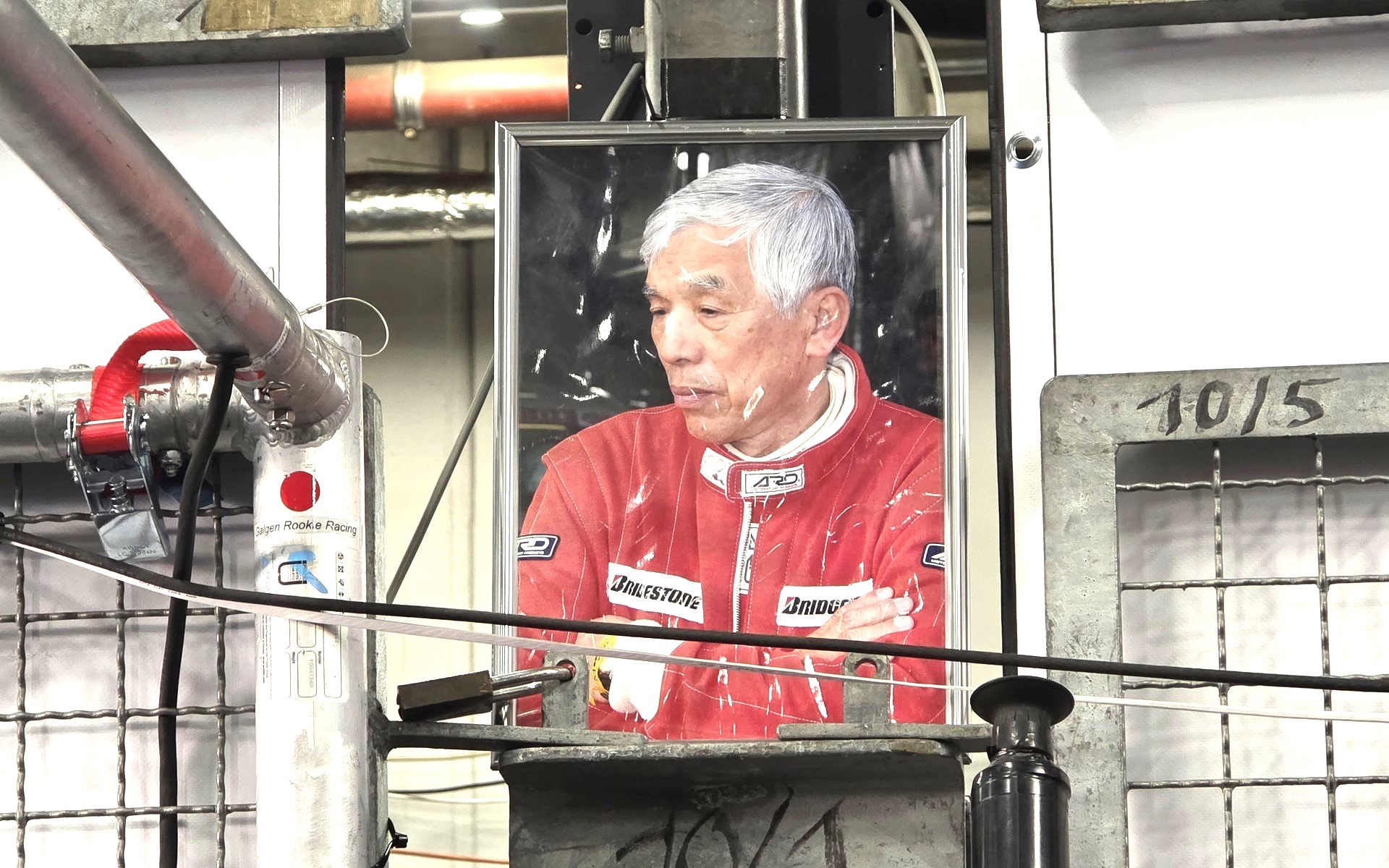 2010年6月24日。皮肉にもモリゾウ（豊田章男）氏がトヨタ自動車の新社長として初めて議長席に座る定時株主総会の朝、恩師である成瀬弘氏の訃報が届いた……。今でもニュル24時間レースでは毎年ピットに遺影が飾られる
