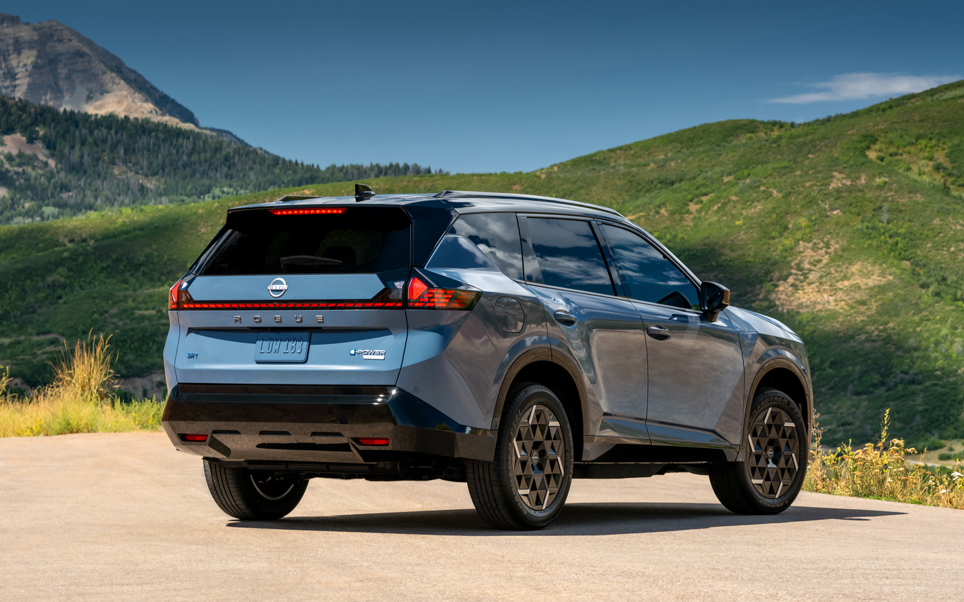 Nissan Rogue Hybrid 2027, вид сзади три четверти