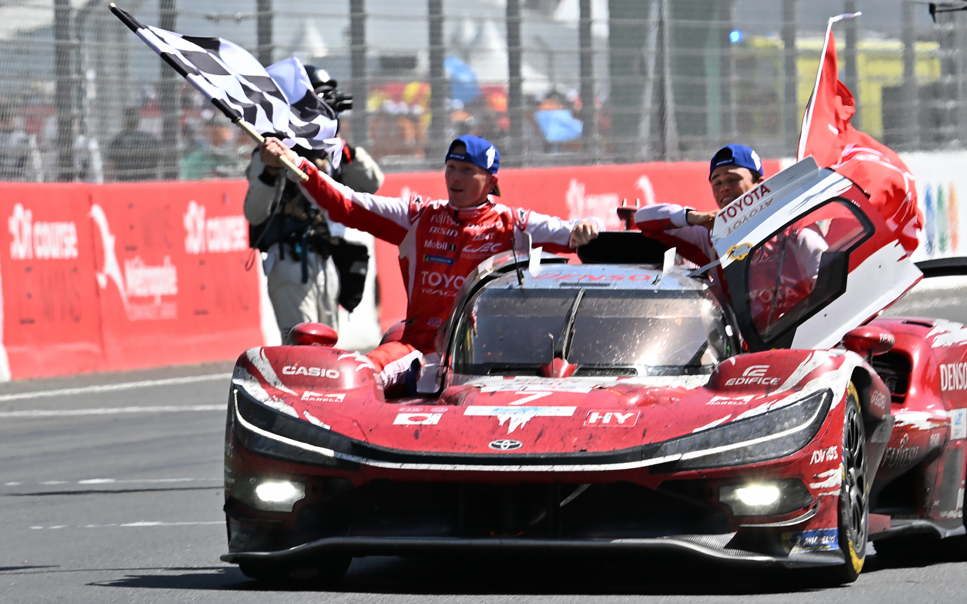 第94回ル・マン24時間レースで優勝したトヨタレーシング 7号車 TR010 HYBRID（マイク・コンウェイ/ニック・デ・フリース/小林可夢偉）。歴史に残る激戦となったル・マン24時間を制することで、トヨタにとって4年ぶり通算6度目の栄冠をもたらした