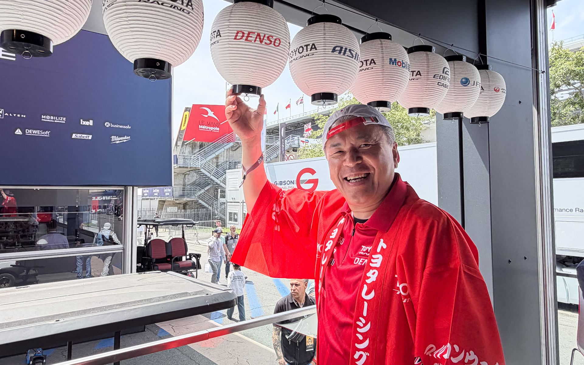 率先してチームを盛り上げた中嶋裕樹トヨタレーシング会長。提灯も急遽日本から用意したもの