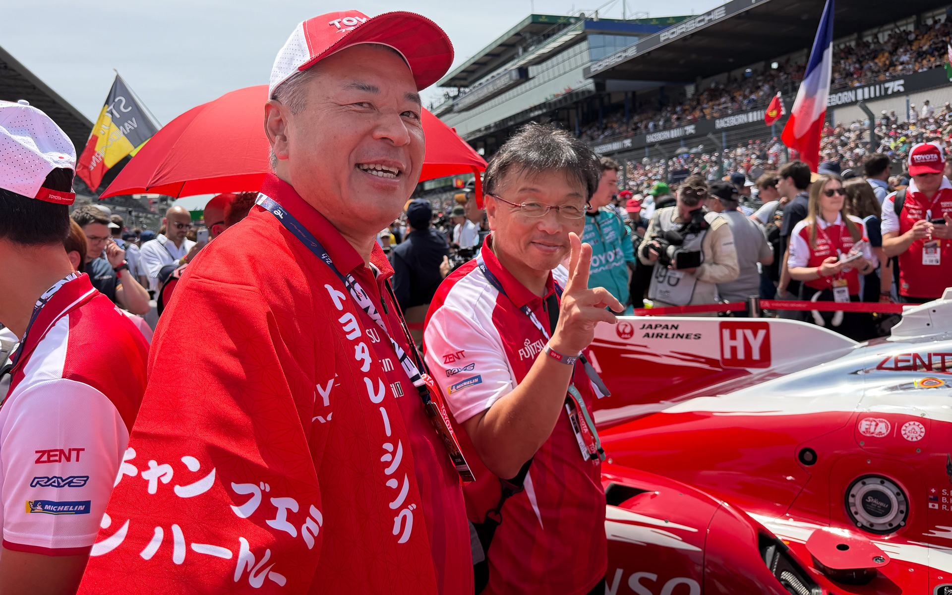 はっぴを着てル・マン24時間スタート前のチームを鼓舞するトヨタレーシング 中嶋裕樹会長（左）と、同 上原隆史マネージングダイレクター（右）
