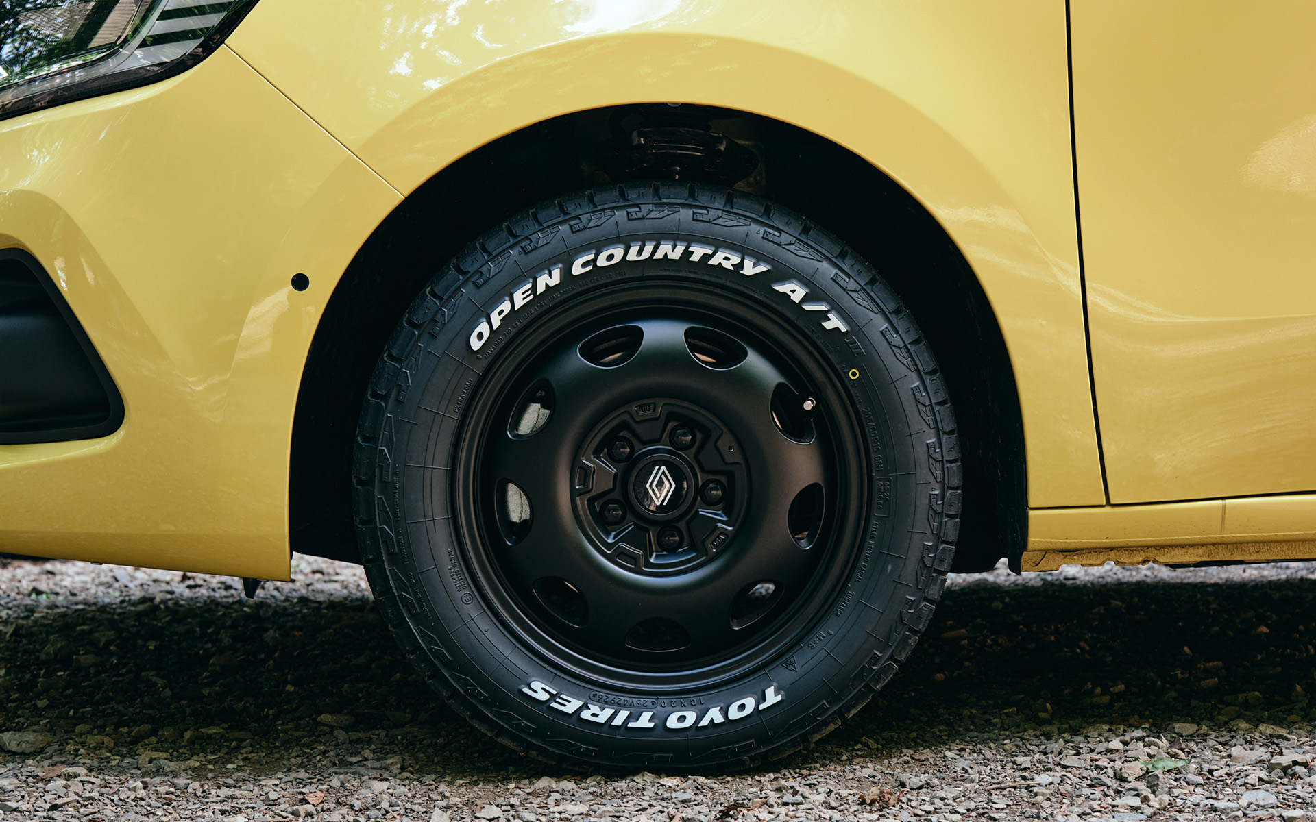 限定車「カングー リミテ」では、「OPEN COUNTRY A/T III」タイヤとマットブラック仕上げの16インチクリムソン製オリジナル クラシックホイールを採用