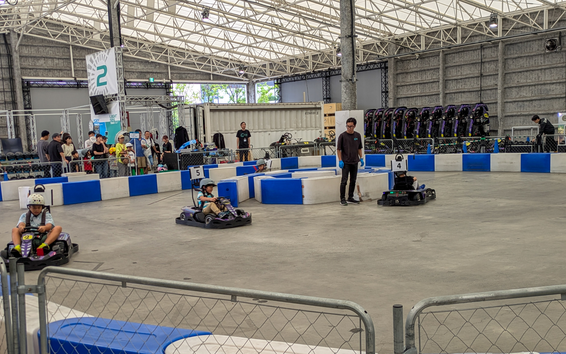 この日は2026 AUTOBACS 全日本カート選手権 EV部門の開幕を記念して「AUTOBACS presents キッズEVカート走行体験」無料イベントが実施されていた。屋内なので雨の影響も受けず、通常20分2000円のキッズEVカートが時間内に列に並べば何度でも無料で走れるとのことで、終日長蛇の列ができていた