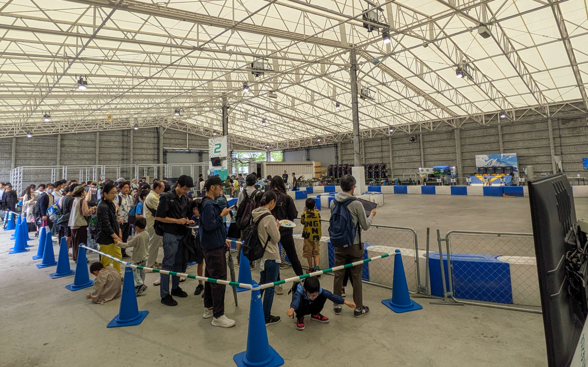 この日は2026 AUTOBACS 全日本カート選手権 EV部門の開幕を記念して「AUTOBACS presents キッズEVカート走行体験」無料イベントが実施されていた。屋内なので雨の影響も受けず、通常20分2000円のキッズEVカートが時間内に列に並べば何度でも無料で走れるとのことで、終日長蛇の列ができていた
