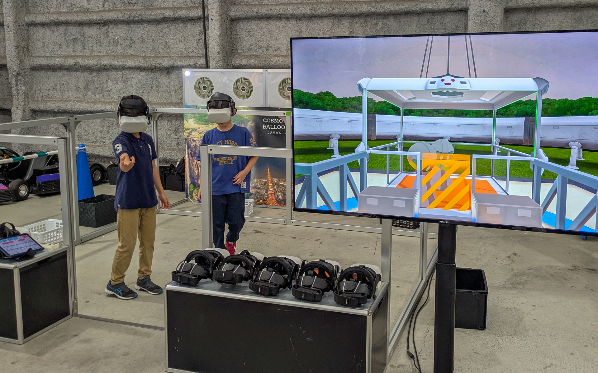 気球に乗って世界中の絶景を旅する、世代を超え老若男女が楽しめるVRコンテンツ「COSMO BALLOON」も1回1000円（電子マネー支払いのみ）で10月4日まで開催