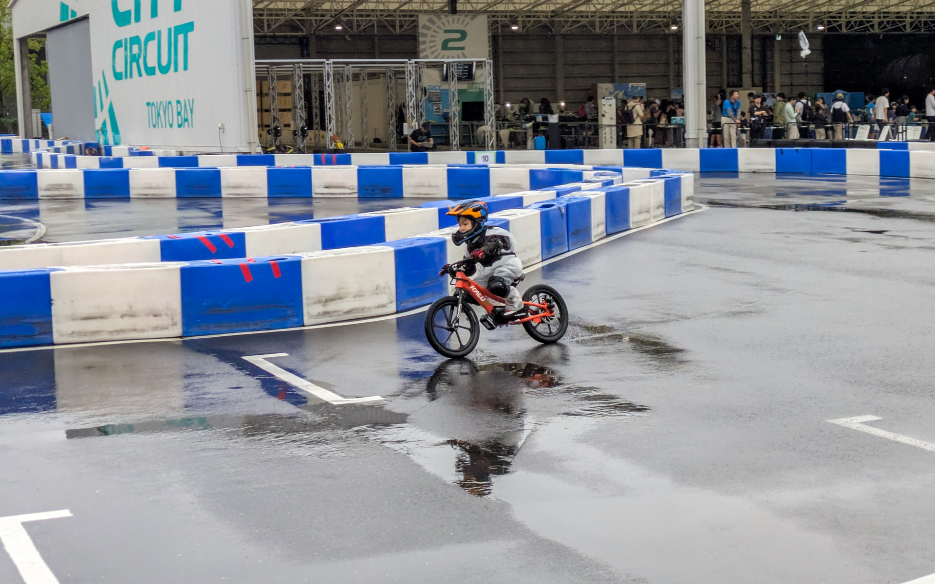 電動バイク体験ではしっかりとプロテクターを着用しての試乗となる
