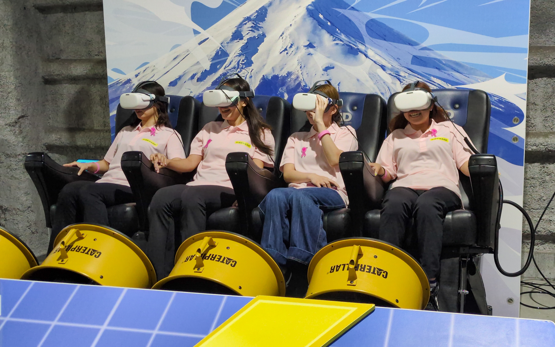 富士急ハイランドの人気アトラクション「FUJIYAMA」を、VR映像とMX4Dのモーションシートで体験できるライド型VRアトラクション「ほぼほぼジェットコースターV FUJIYAMA」は1回1000円（電子マネー支払いのみ）で、10月4日まで開催