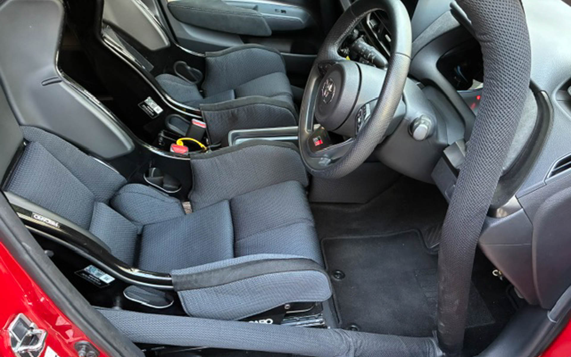 アクアGRスポーツの運転席。深いバケットシートにロールケージが入っているが、外観からは想像もできないほどおとなしい